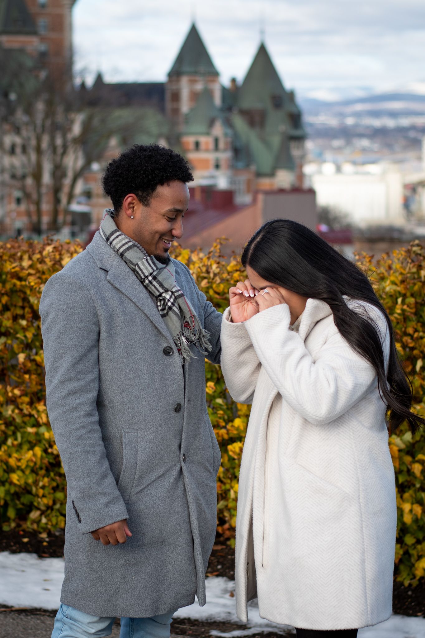 Capture your love with a couple photoshoot at Château Frontenac in Old Québec. Romantic, authentic images in the heart of Québec City.