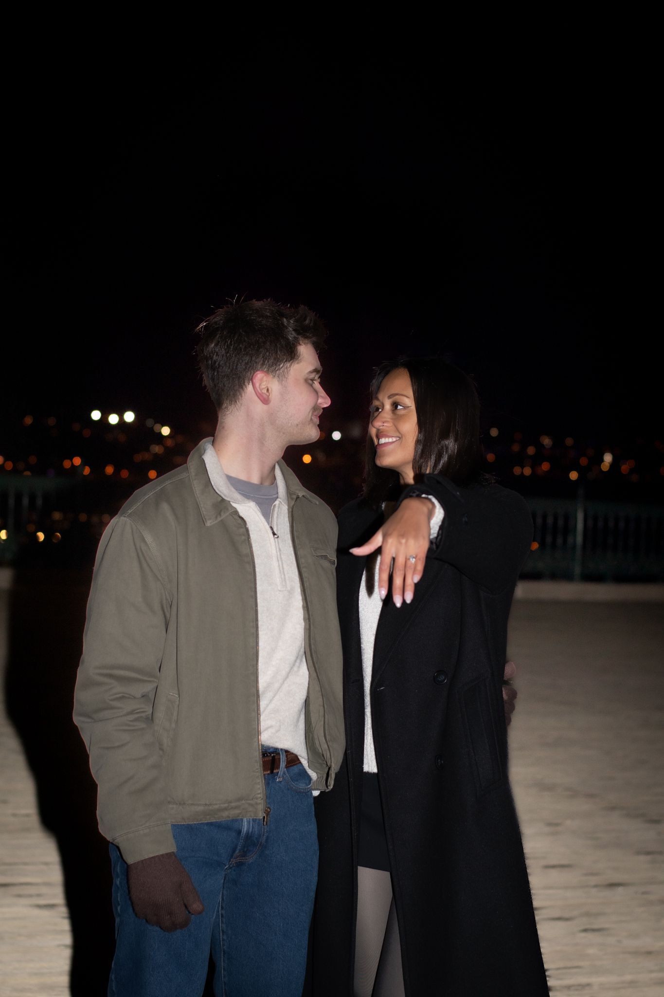 Couple photoshoot at Château Frontenac in Old Québec. Elegant and timeless photography for couples, engagements, and romantic moments in Qué