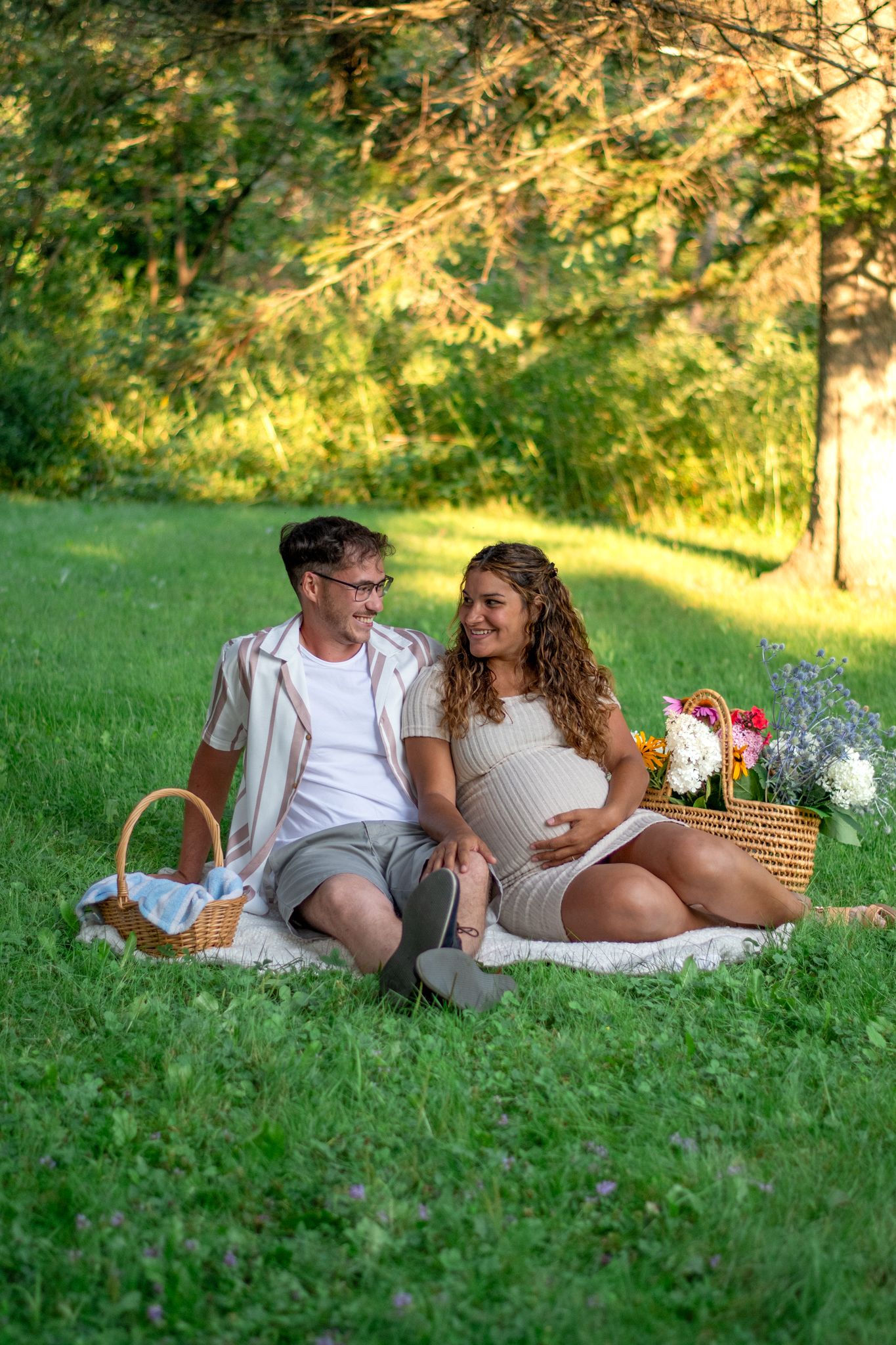 Séance photo de maternité en Beauce à Notre-Dame-des-Pins pour capturer la douceur et l’émotion de la grossesse avec des images naturelles e