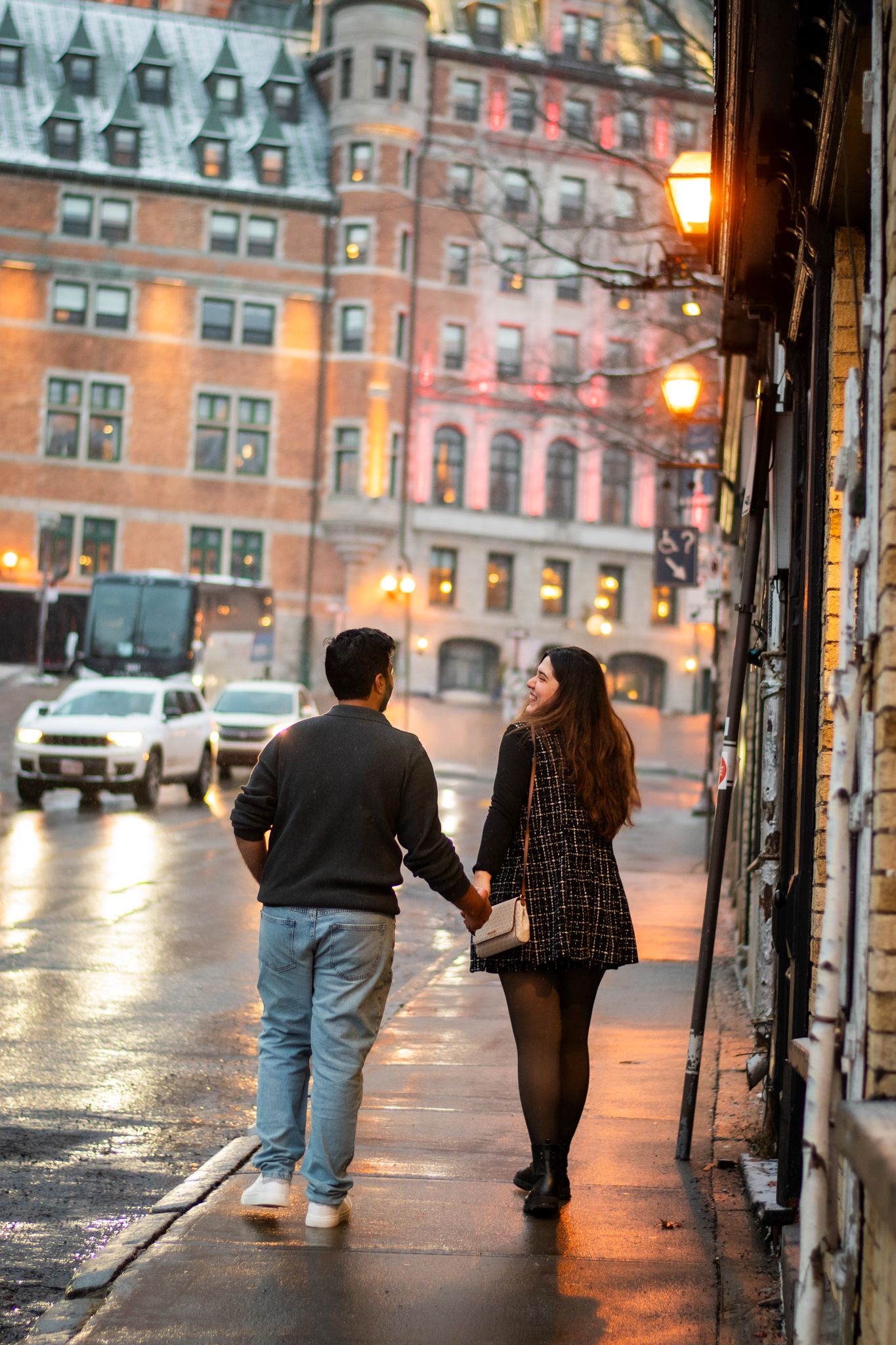 Couple photography at Château Frontenac in Old Québec. Ideal for engagements, anniversaries, and romantic photoshoots in Québec City.
