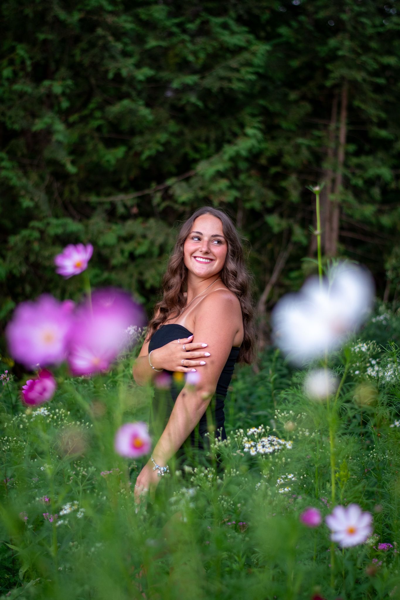 femme dans un champs de fleurs en Beauce à Saint-Joseph-de-Beauce.