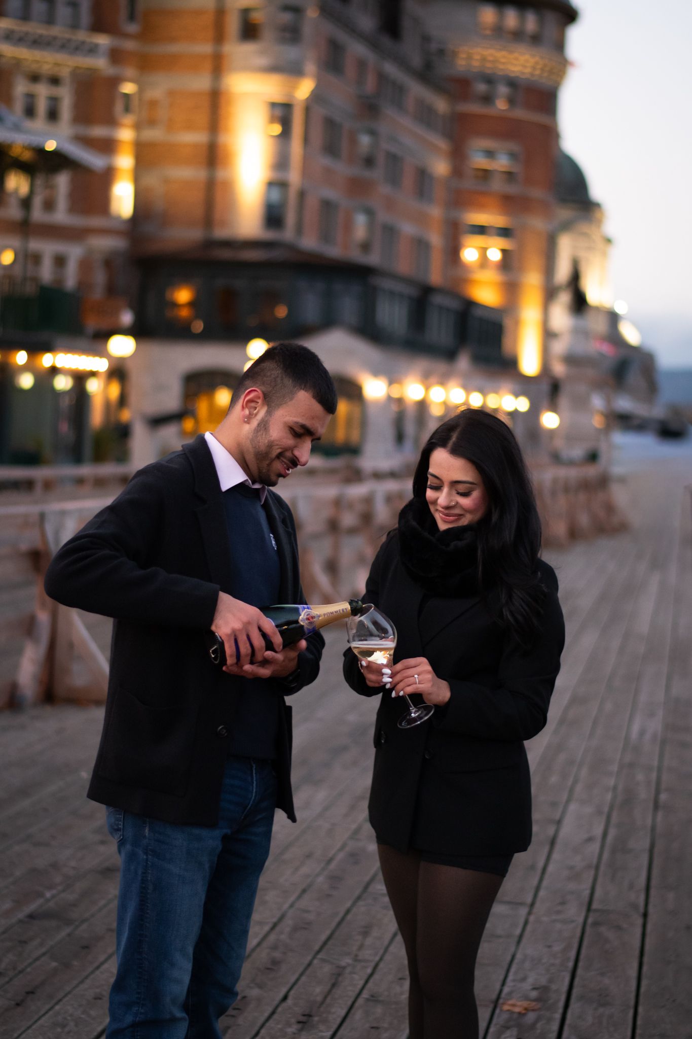 Couple photoshoot at Château Frontenac in Old Québec. Elegant and timeless photography for couples, engagements, and romantic moments in Qué