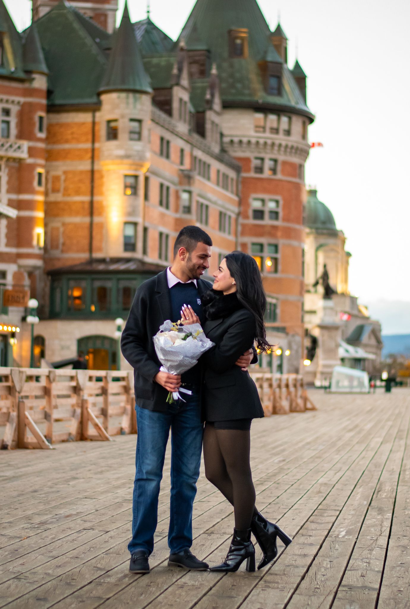 Couple photoshoot at Château Frontenac in Old Québec. Romantic, timeless photography for engagements, anniversaries, and couples in Québec.