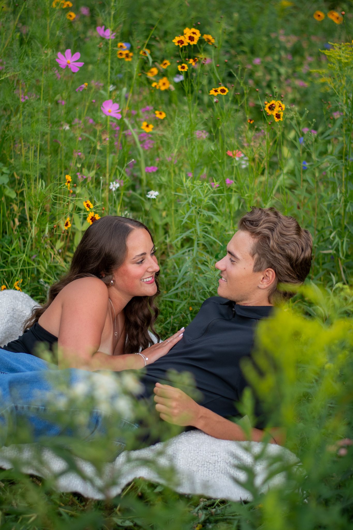 séance photo de couple en Beauce, couple dans un champs de fleurs en Beauce, près de Québec