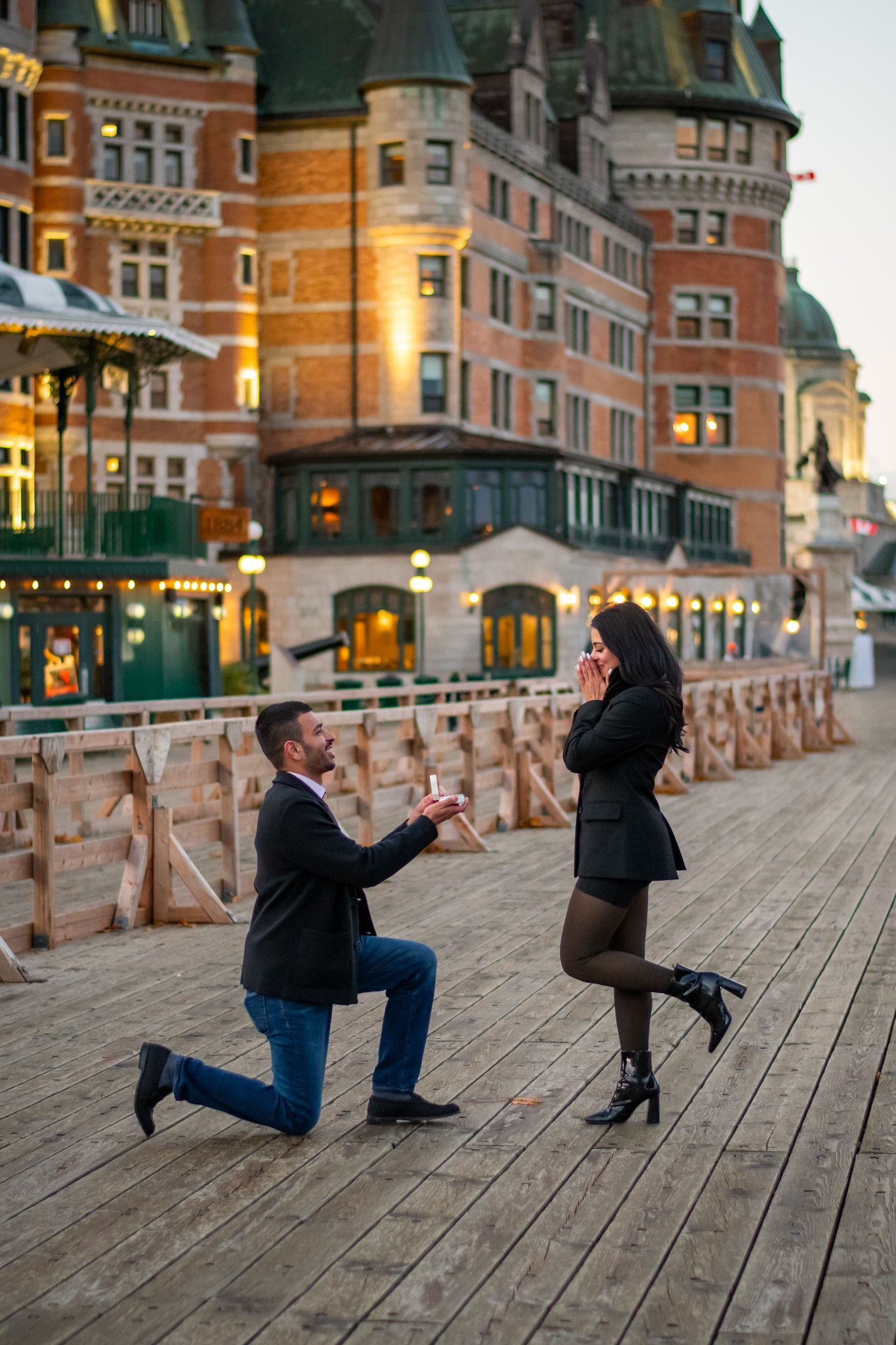 proposal, shooting photo in old quebec, quebec, canada, couple, engagement in Terrasse Dufferin, terasse pierre-dugua-de-mons