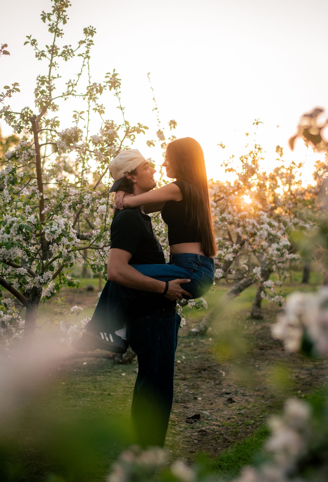 séance photo de couple en beauce, golden hour au verger à ti-paul, beauce, québec