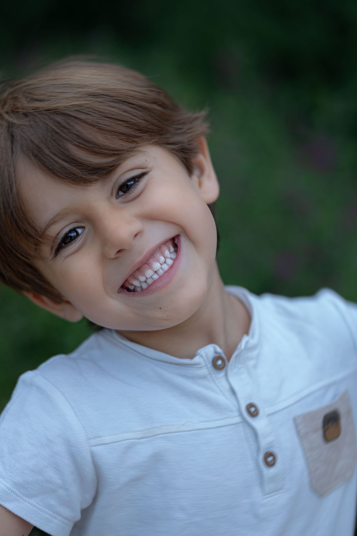 Retrato de niño feliz y sonriente en el bosque. Sesión de fotografía infantil y familiar al aire libre en Sant Cugat. Estilo documental.