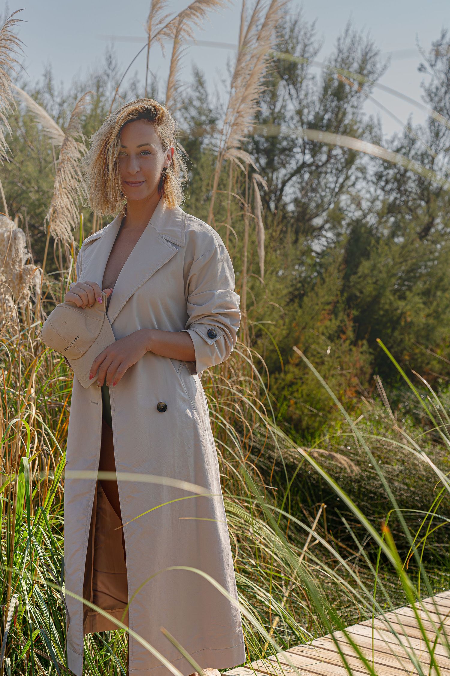 Retrato al aire libre de mujer paseando entre la naturaleza. Fotografía lifestyle y marca personal en Barcelona, estilo natural Meraki.