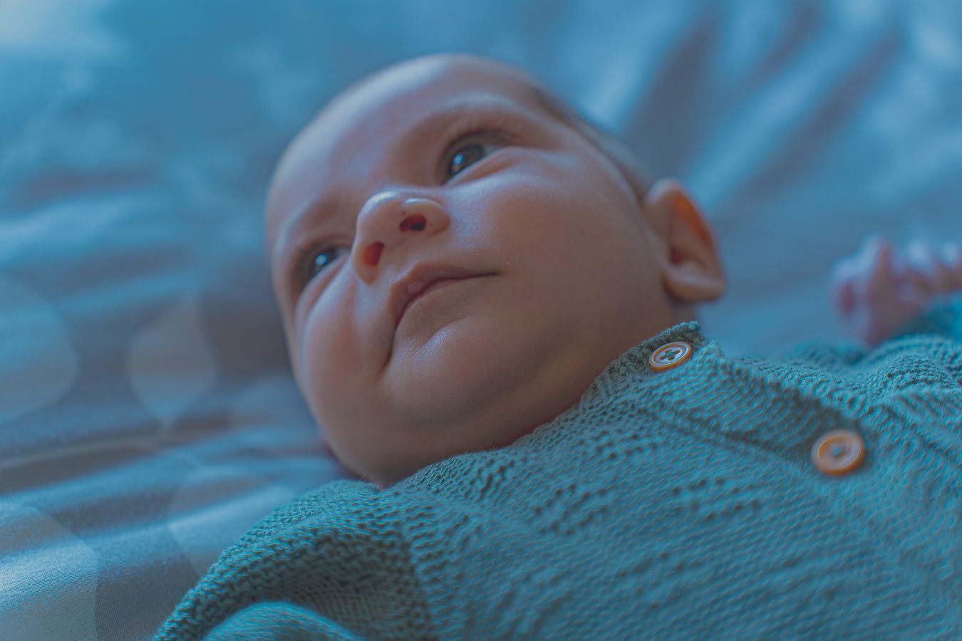Bebé recién nacido despierto mirando fijamente, sesión de fotos newborn lifestyle a domicilio en Sant Cugat, fotografía natural Meraki.