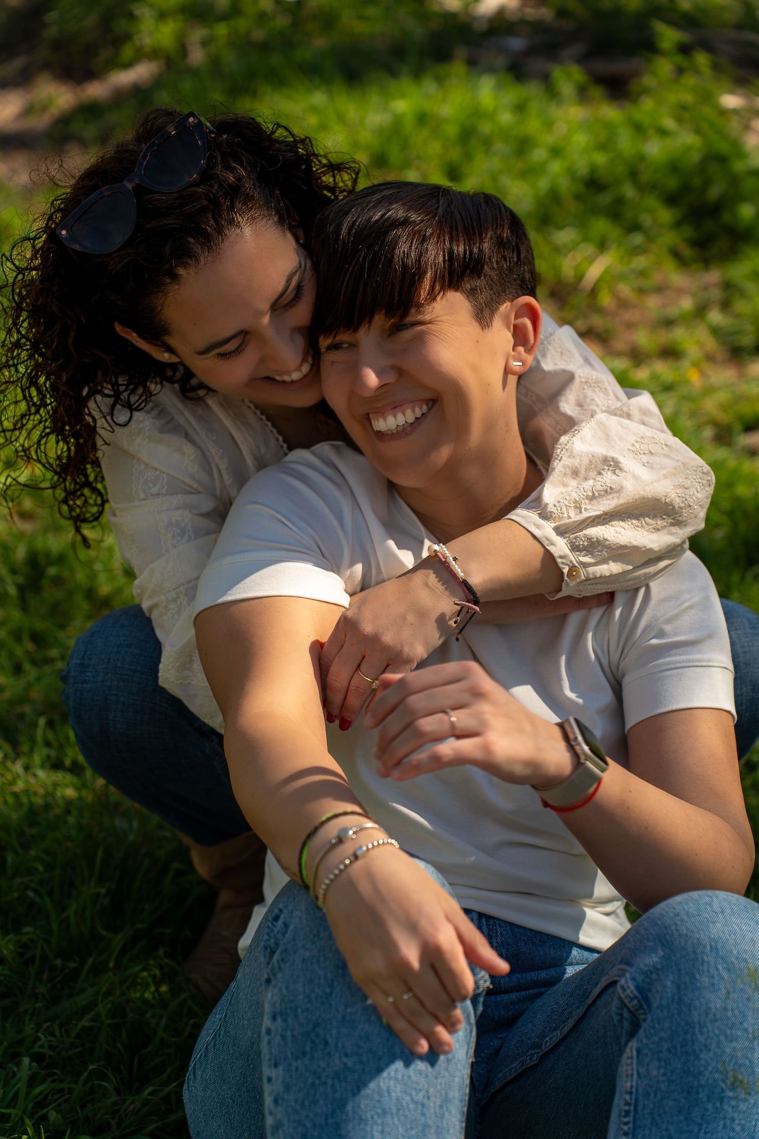 Primer plano de pareja abrazándose con ternura, sesión preboda LGTBIQ+ al aire libre, fotógrafa documental Meraki by VGracia.