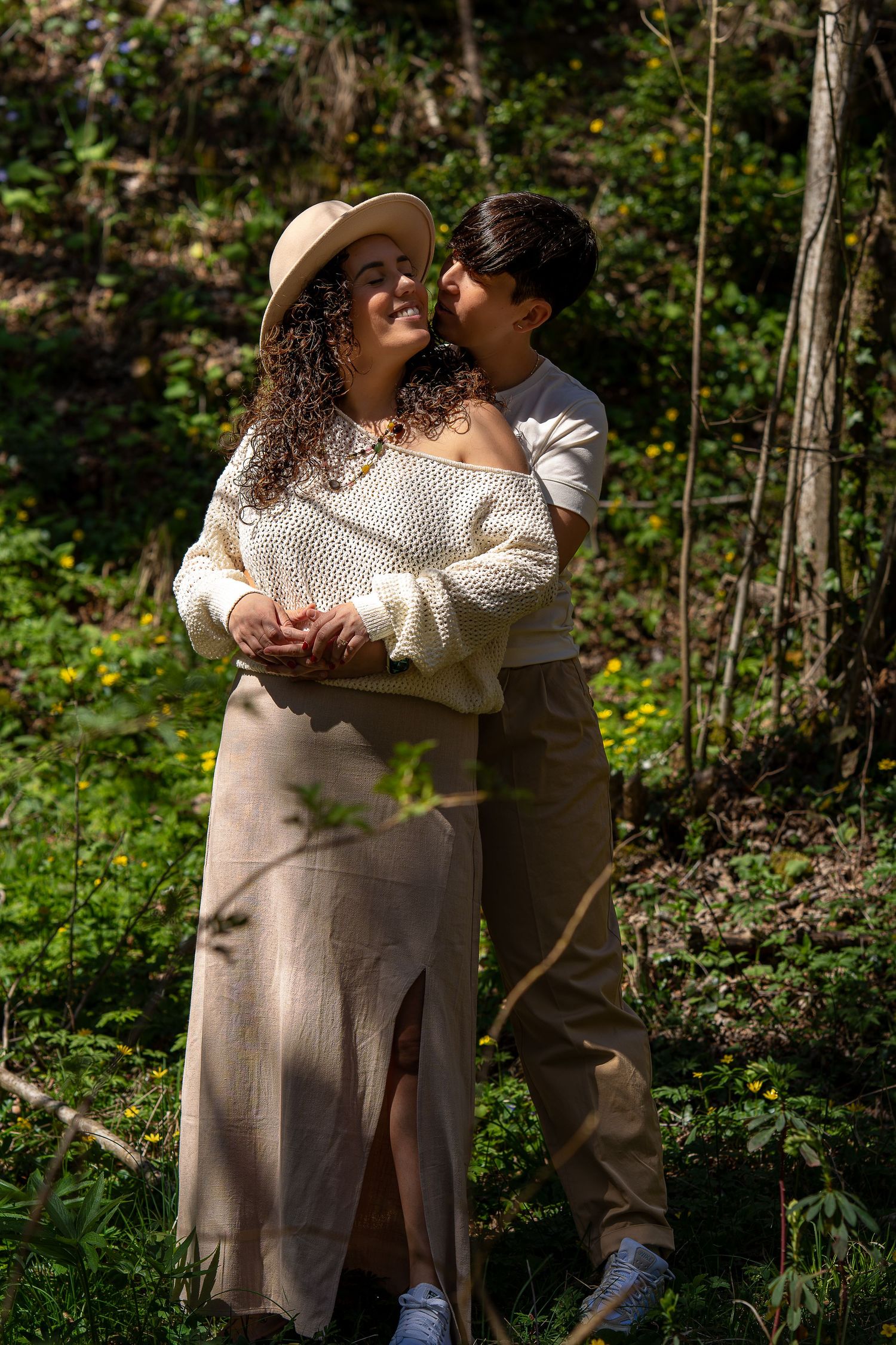 Abrazo tierno de pareja de chicas en la naturaleza. Reportaje fotográfico preboda inclusiva en Sant Cugat, estilo natural Meraki.
