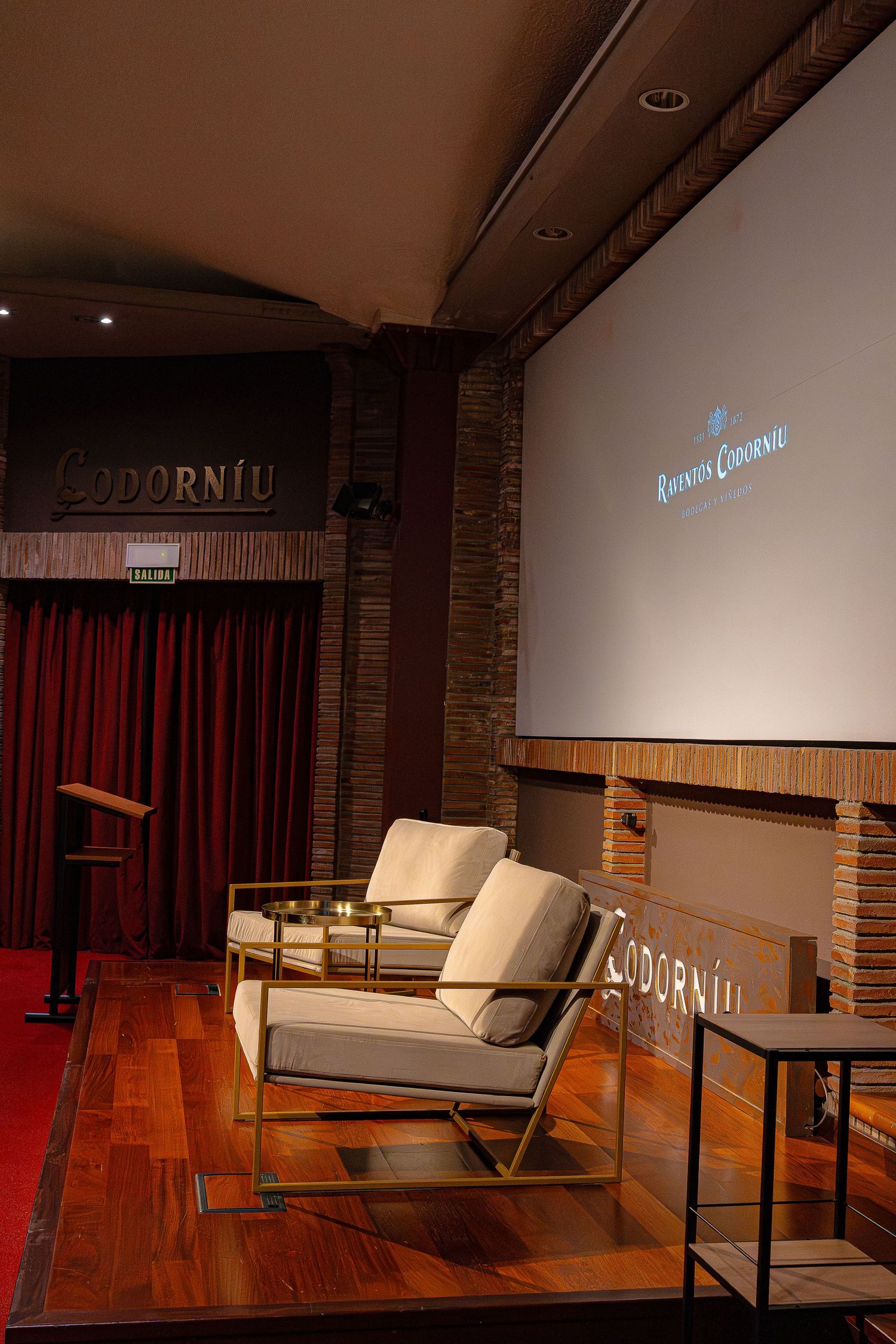 Auditorio corporativo montado en Cavas Codorníu. Fotografía profesional para agencias de eventos y marcas en Barcelona.