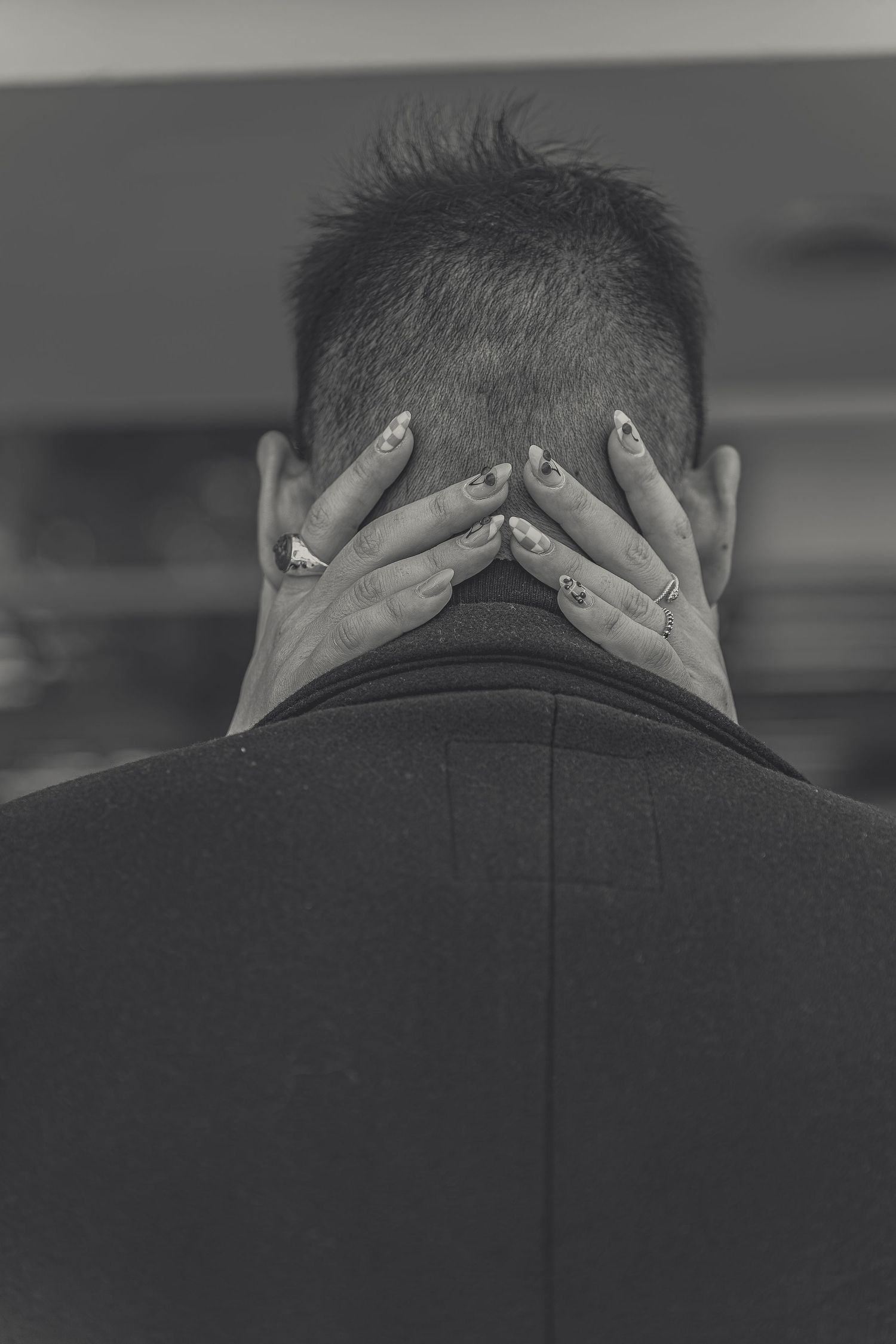 Retrato íntimo en blanco y negro de hombre de espaldas. Sesión de fotos emocional y fotografía documental en Barcelona.