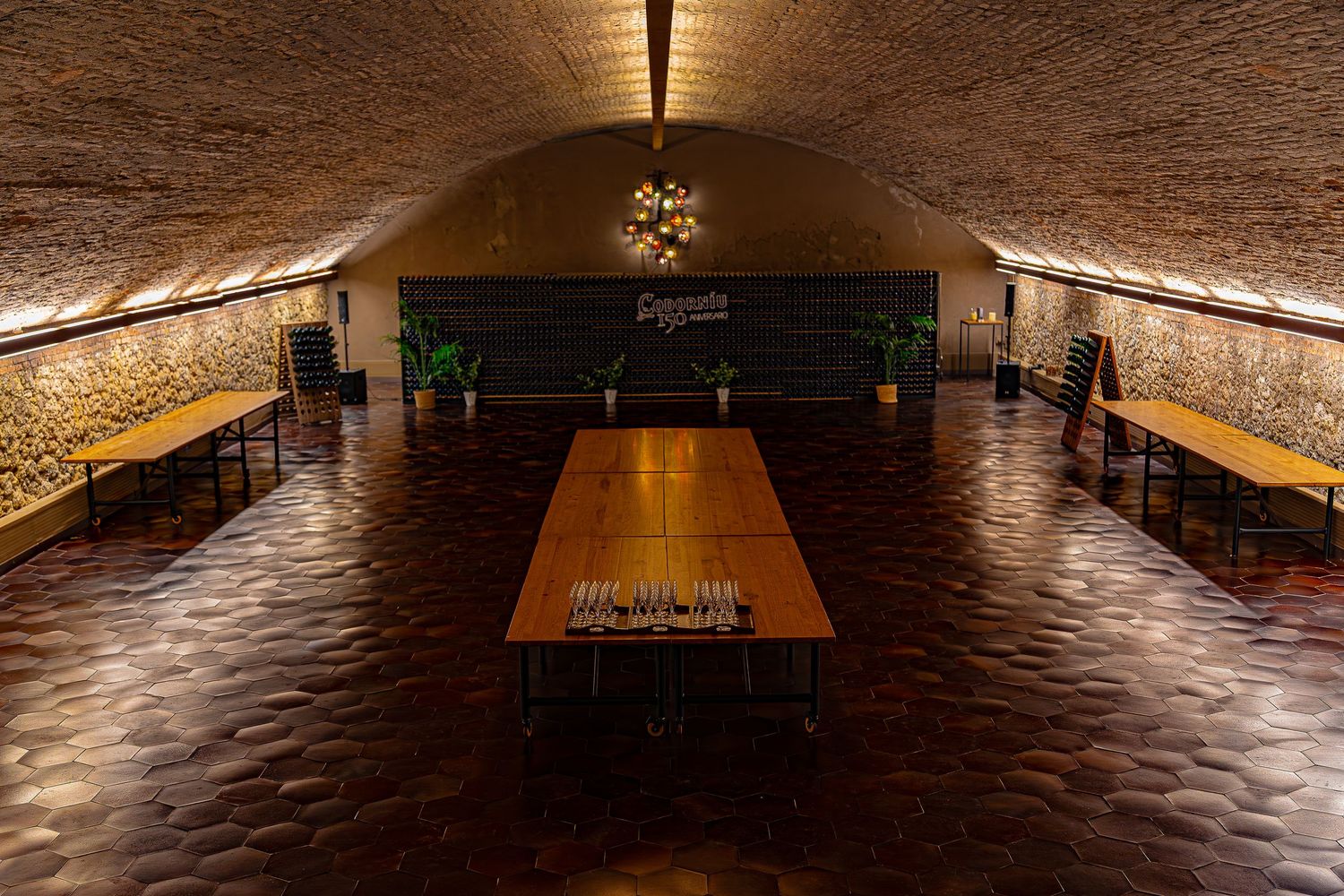 Sala abovedada modernista preparada para evento en Cavas Codorníu. Fotografía de espacios y venues para eventos corporativos en Barcelona.