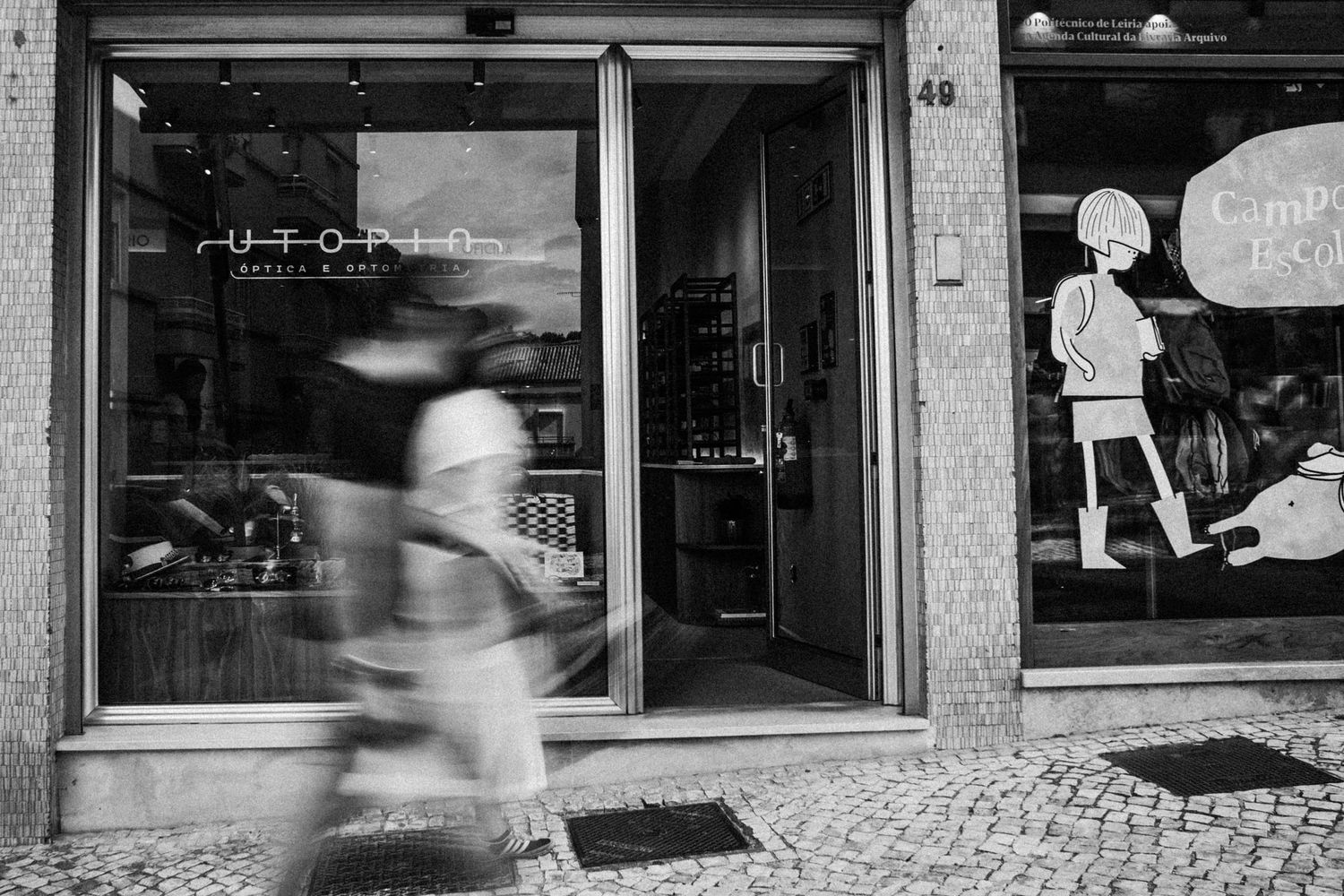 montra da ótica utopia em leiria, fotografia preto e branco