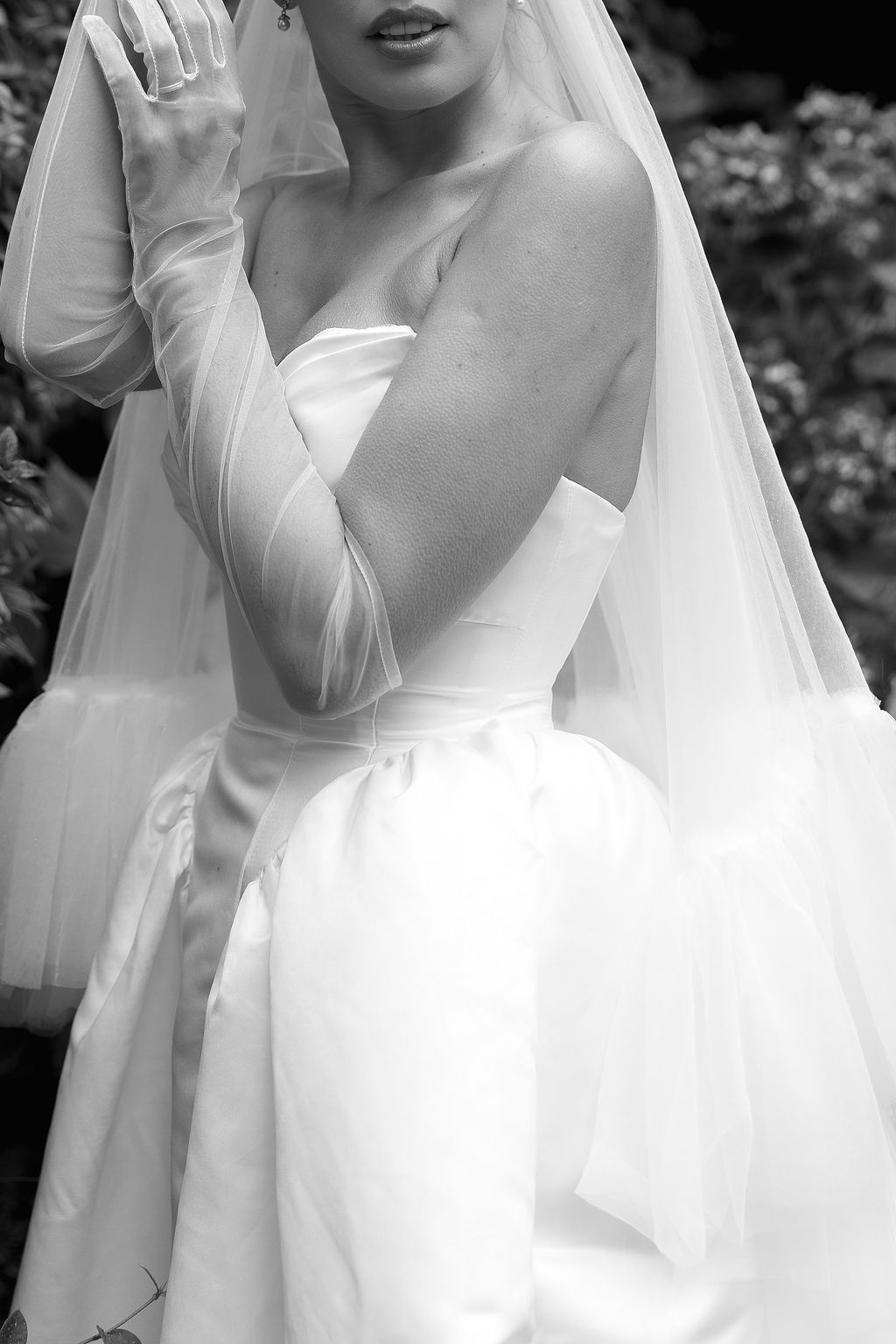 Artistic black and white bridal portraits showing elegant details  in Lake Como.