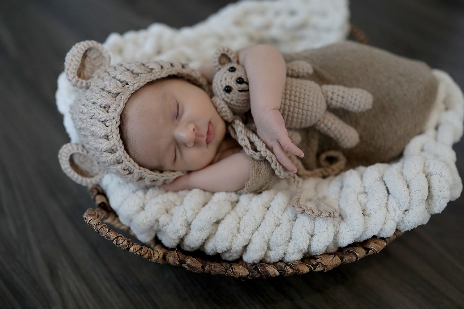 Sleeping newborn rests peacefully on chunky knit blanket during professional photoshoot. Newborn photographer Chagrin Falls, Ohio.