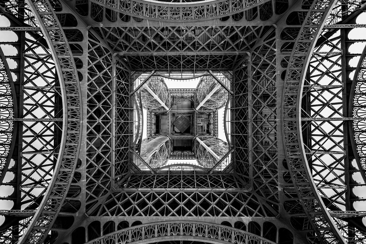 Paysage immortalisé, ambiance graphique, lumière contrastée / Tour Eiffel