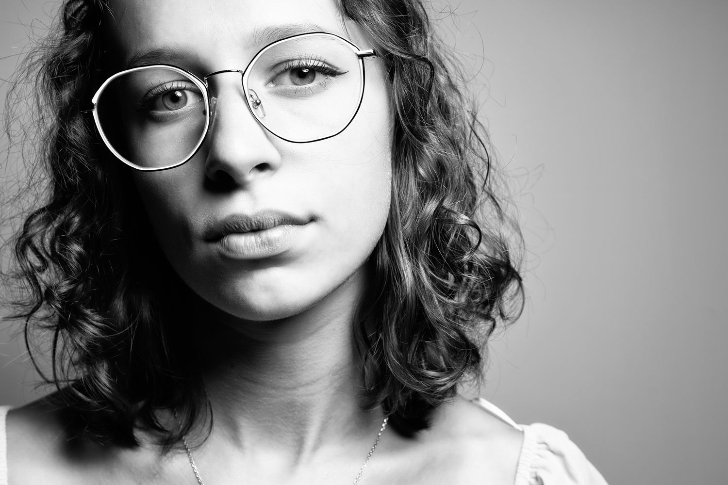 Portrait corporate réalisé en studio, cadrage sobre, posture professionnelle et regard affirmé