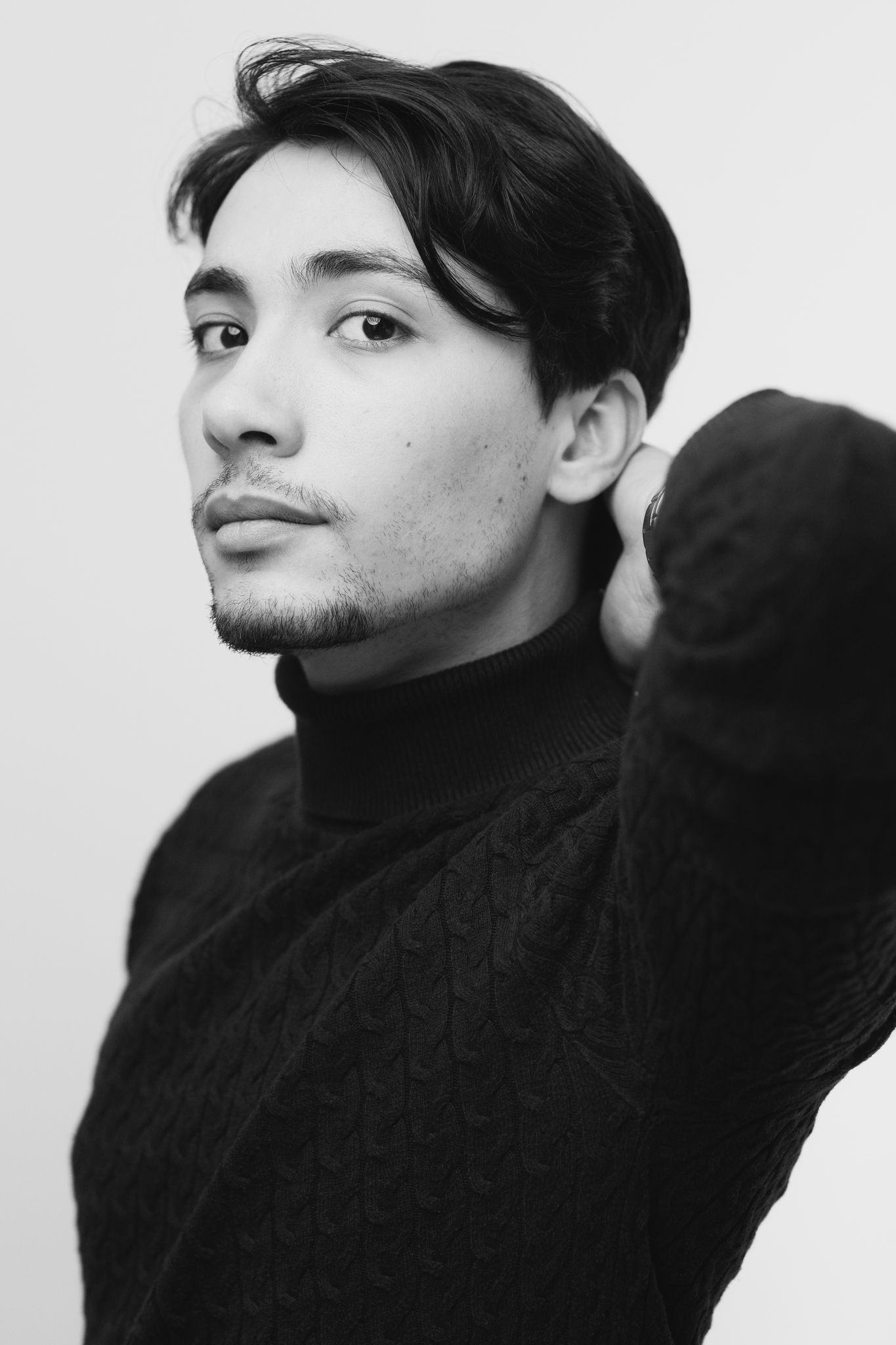 Portrait corporate réalisé en studio, cadrage sobre, posture professionnelle et regard affirmé