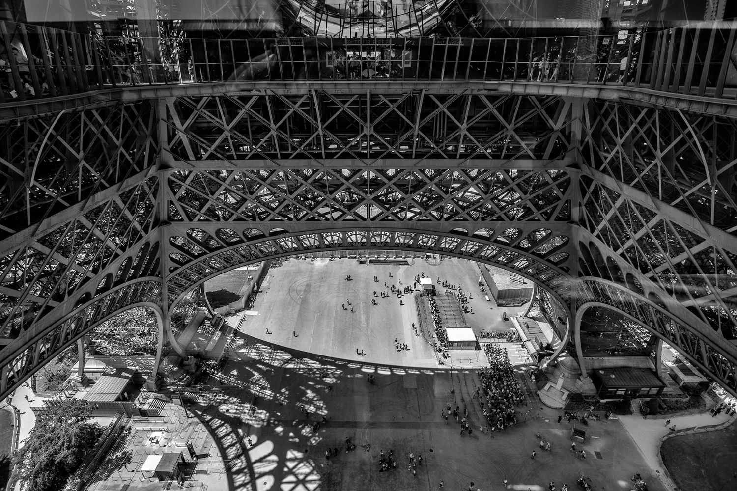 Paysage immortalisé, ambiance graphique, lumière contrastée / Tour Eiffel