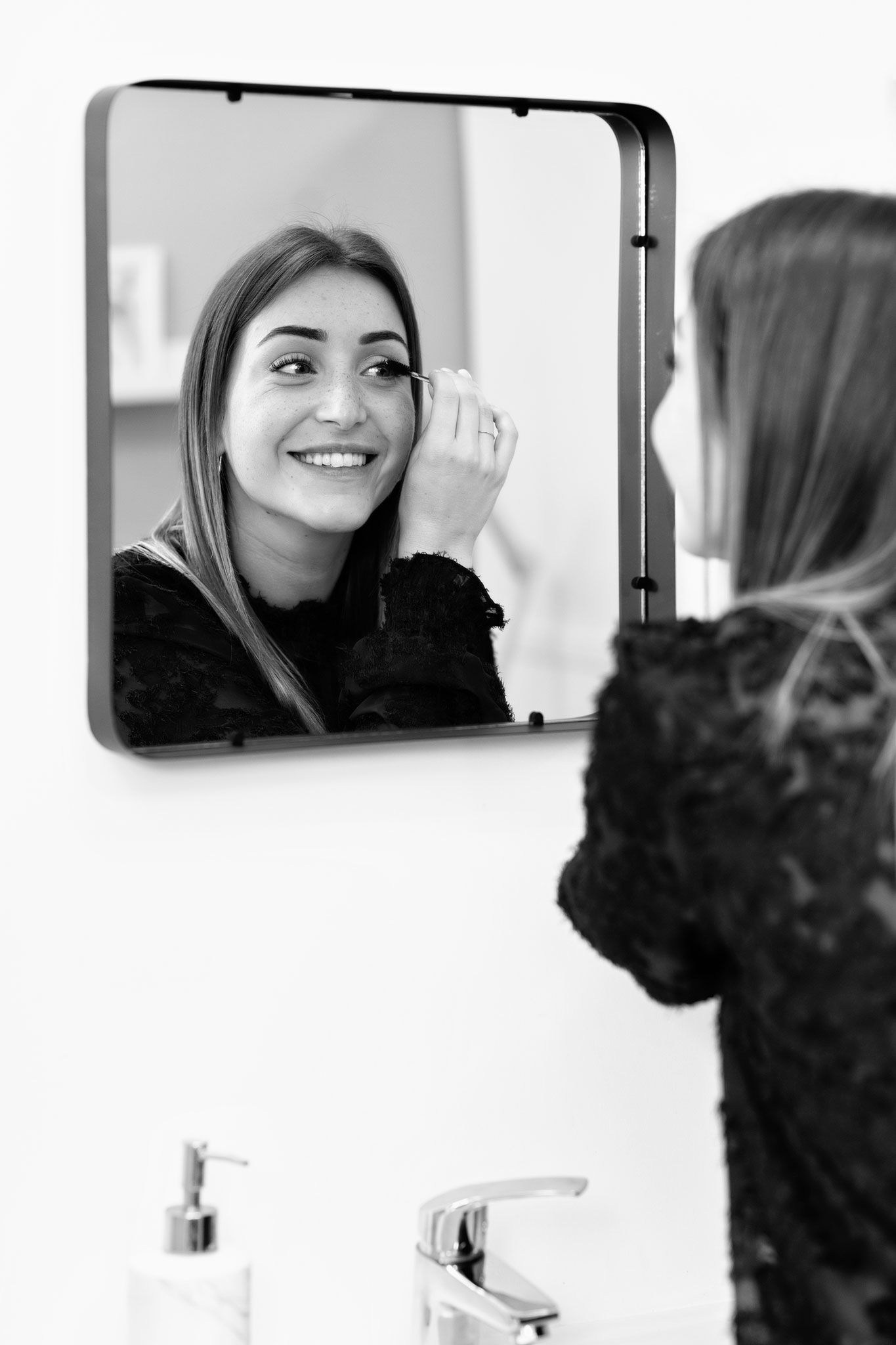 Portrait réalisé en studio dans un lieu de soin ou de bien-être, ambiance douce et geste professionnel.