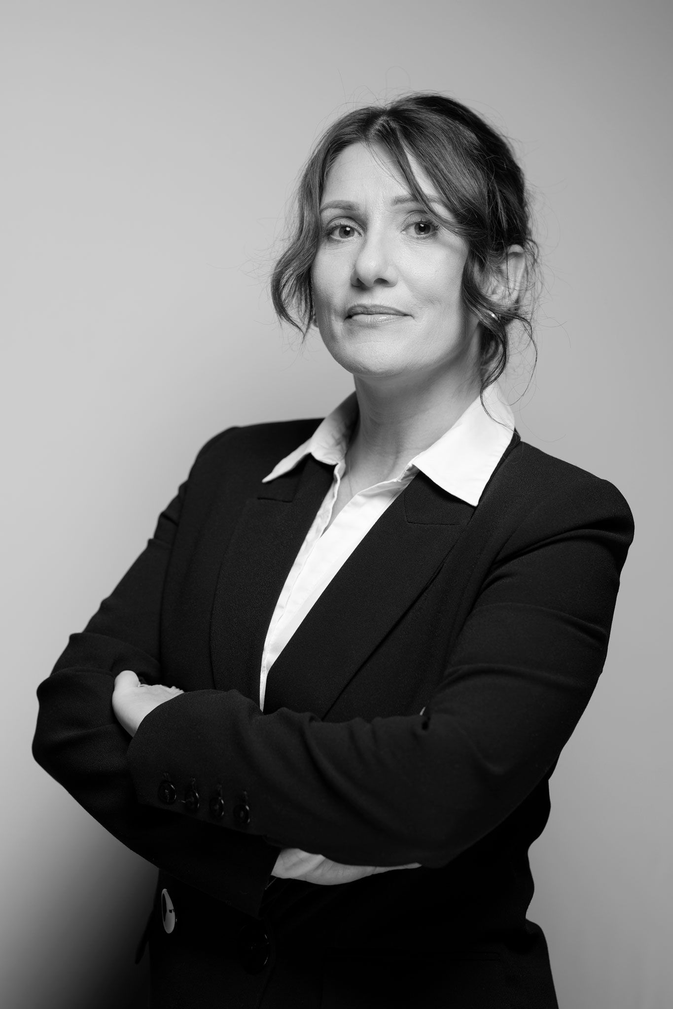 Portrait corporate réalisé en studio, cadrage sobre, posture professionnelle et regard affirmé