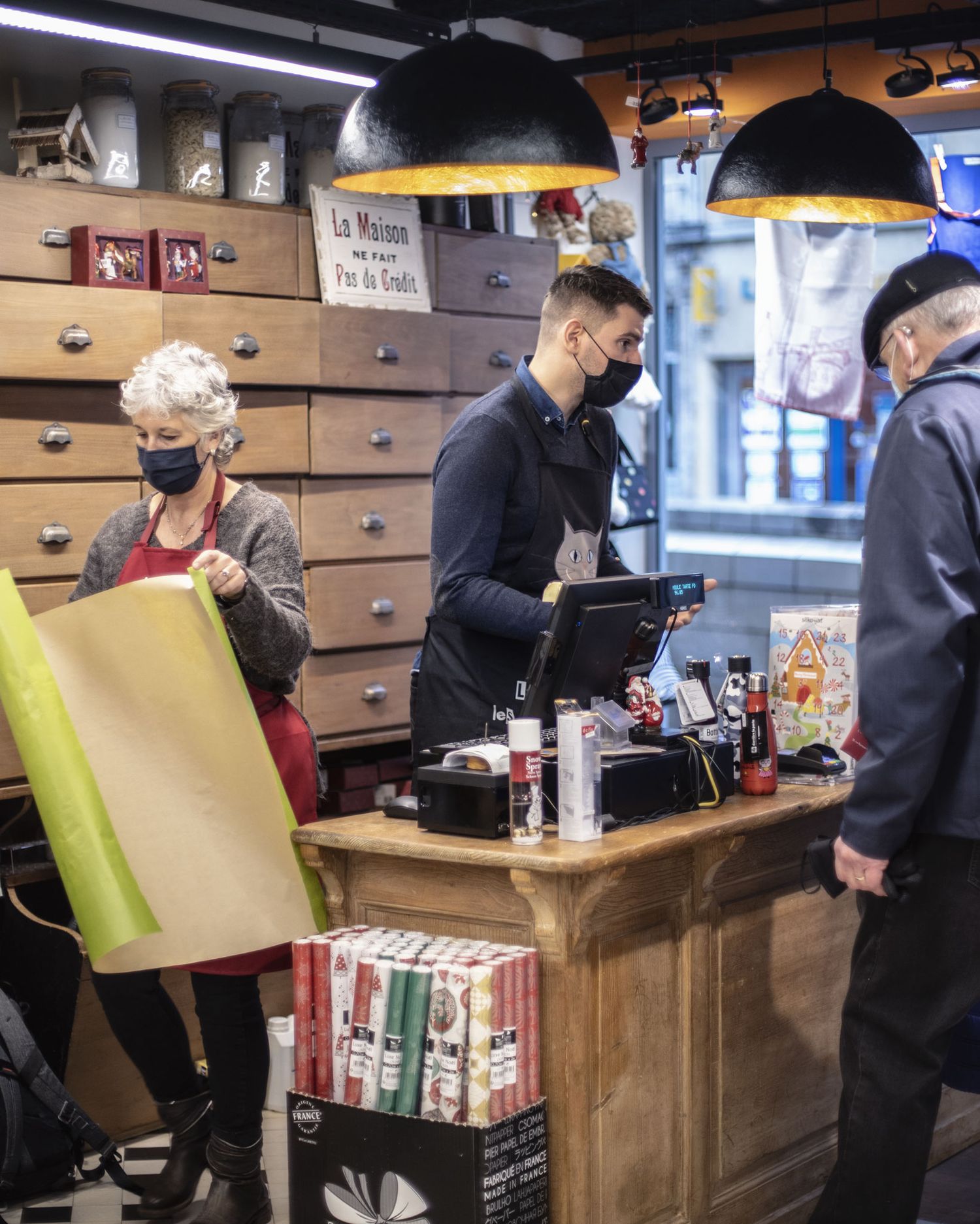 Photographie d’un espace professionnel prise sur site, en lumière naturelle, avec un cadrage pensé pour valoriser l’aménagement du lieu