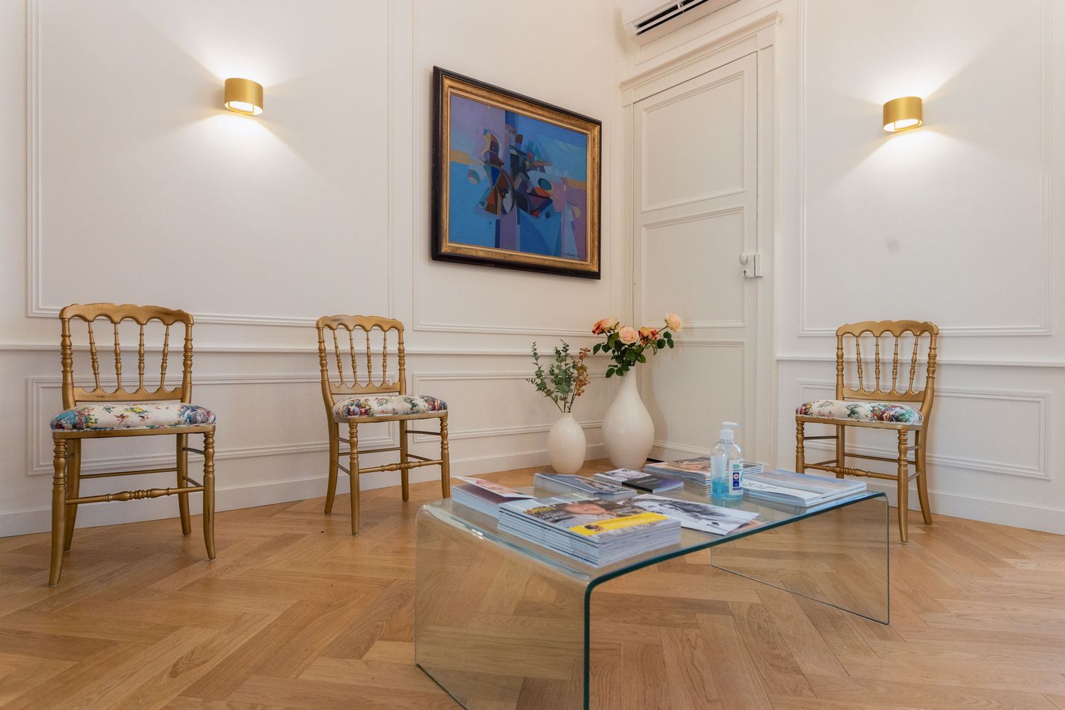 Photographie d’un espace professionnel prise sur site, en lumière naturelle, avec un cadrage pensé pour valoriser l’aménagement du lieu