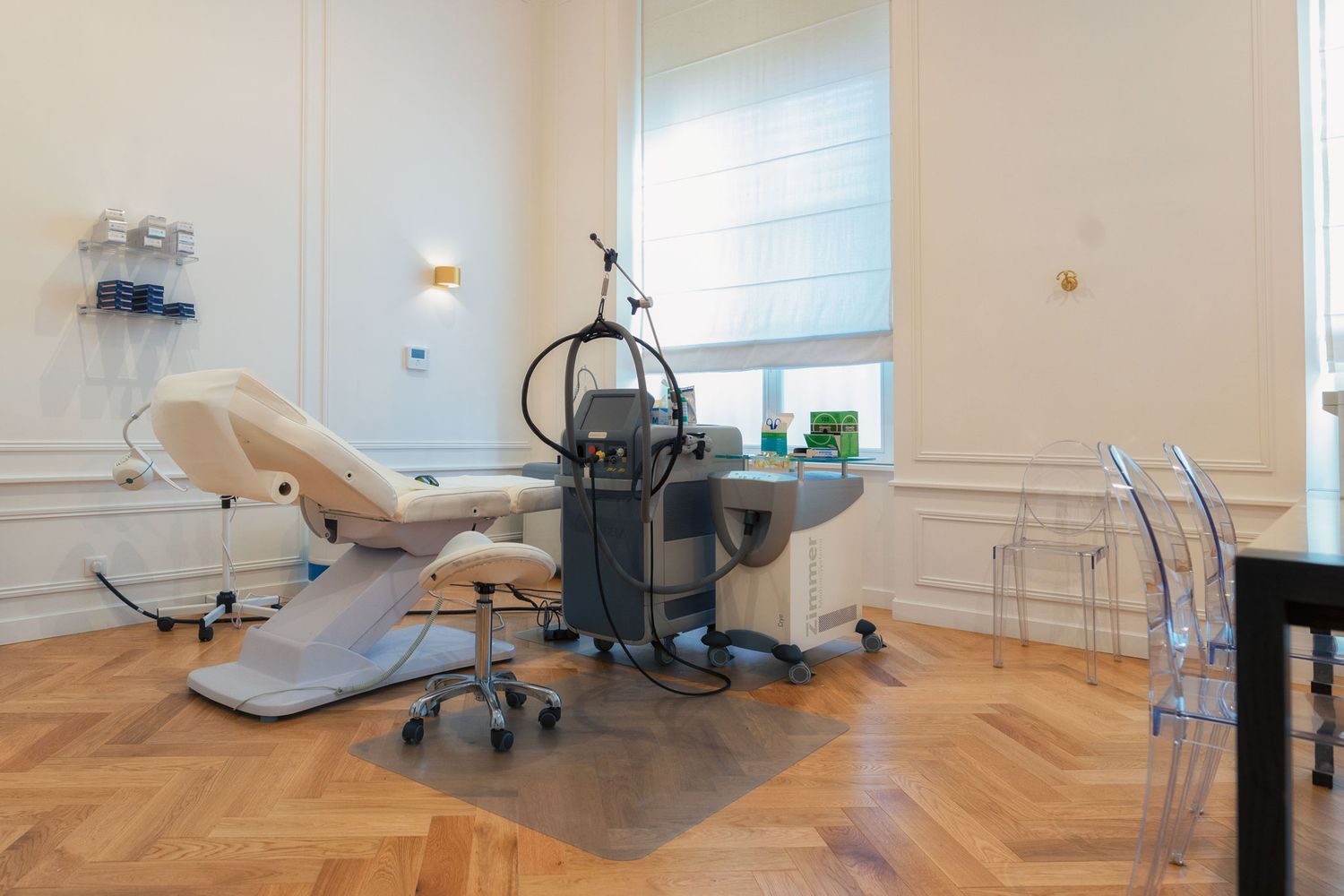 Photographie d’un espace professionnel prise sur site, en lumière naturelle, avec un cadrage pensé pour valoriser l’aménagement du lieu