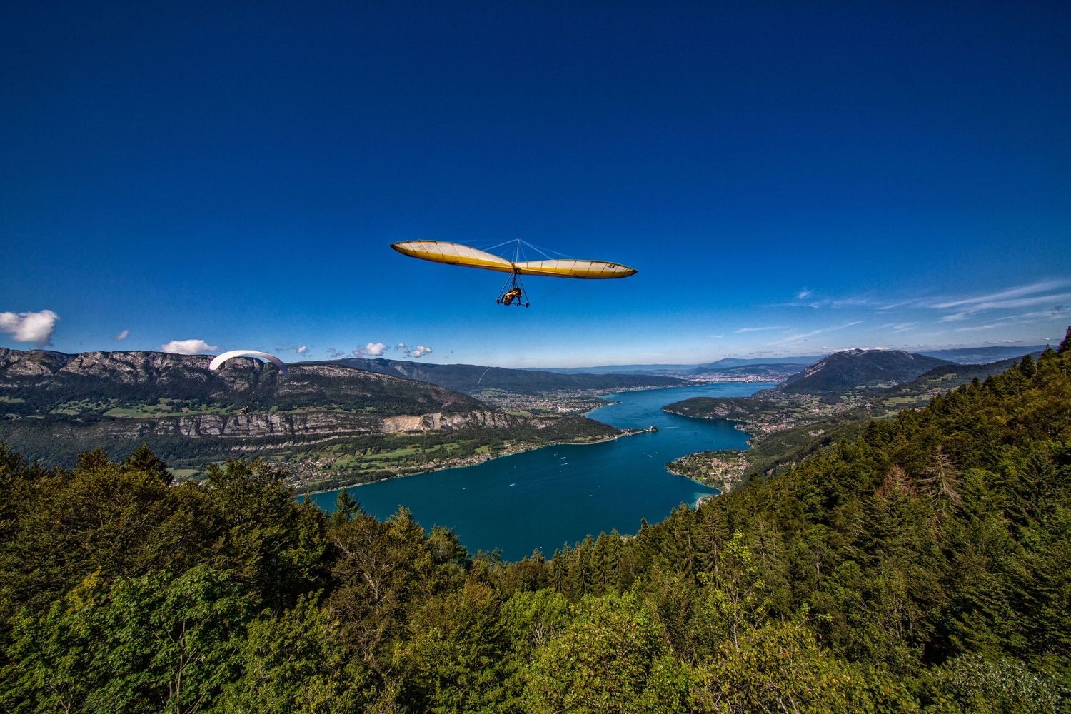Paysage immortalisé, ambiance graphique, lumière contrastée / Annecy