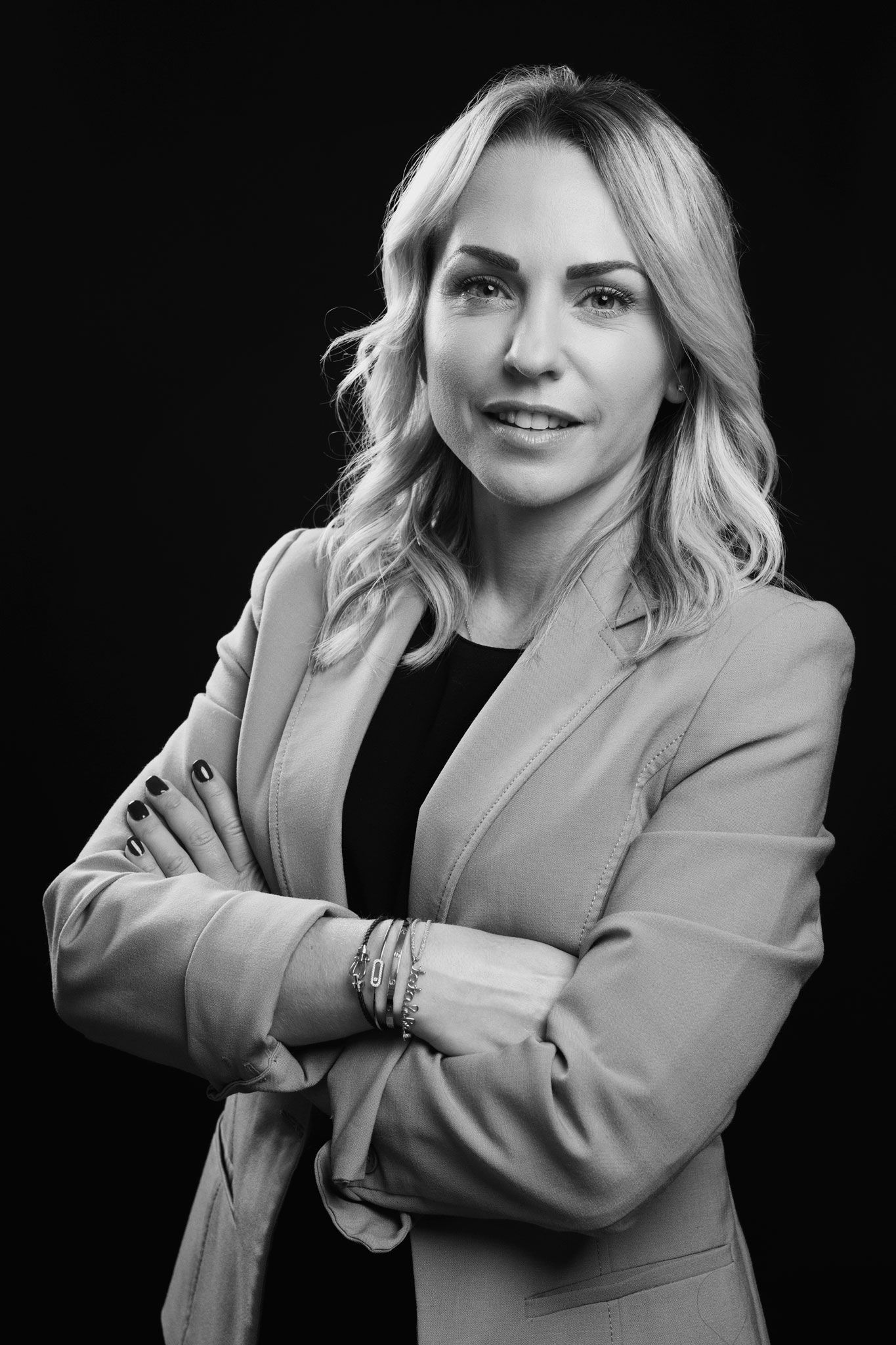 Portrait corporate réalisé en studio, cadrage sobre, posture professionnelle et regard affirmé / Immobilier