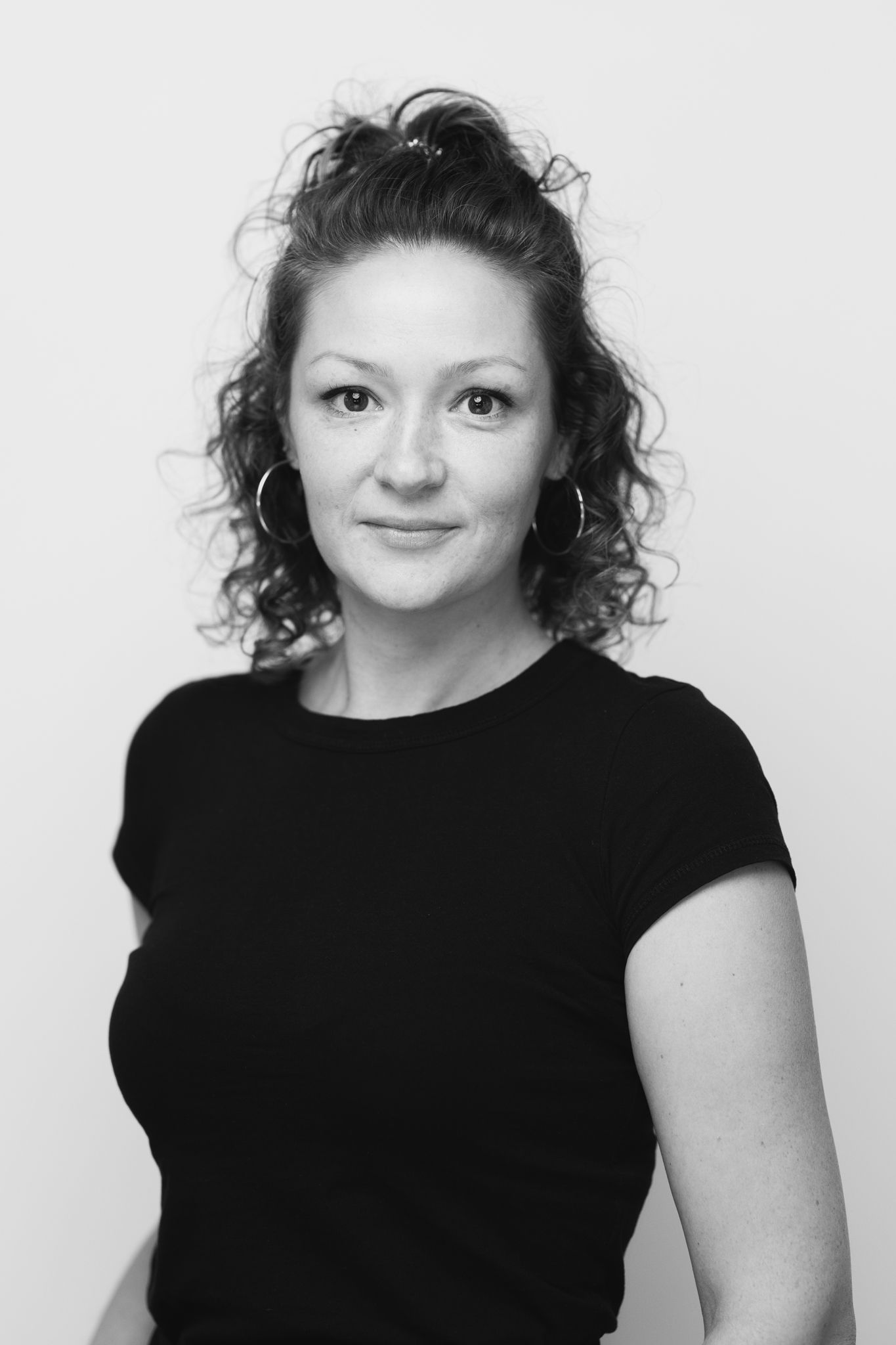 Portrait corporate réalisé en studio, cadrage sobre, posture professionnelle et regard affirmé