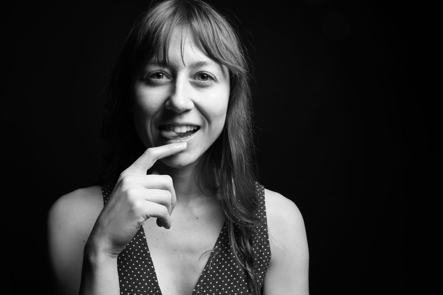 Portrait corporate réalisé en studio, cadrage sobre, posture professionnelle et regard affirmé