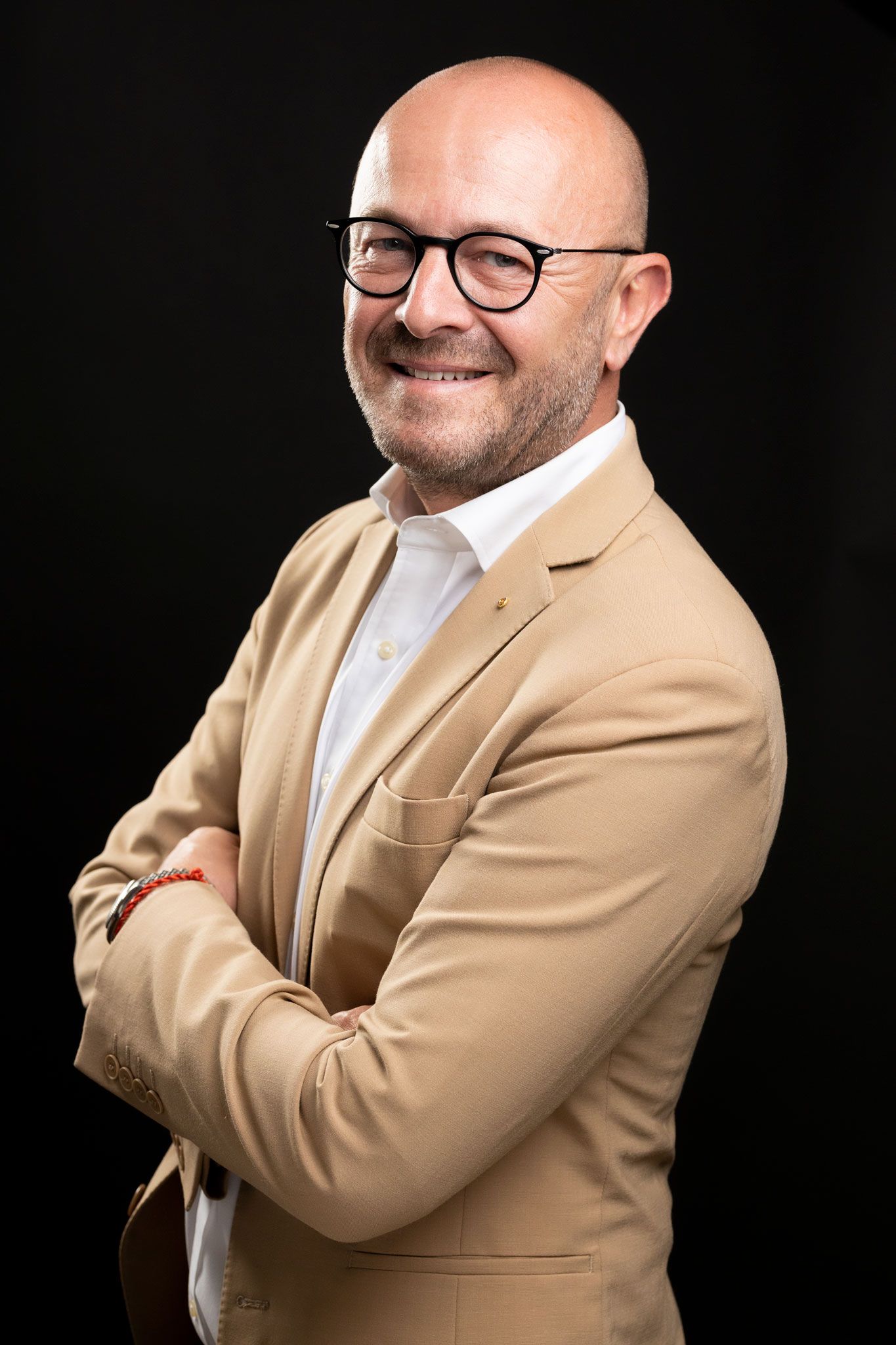 Portrait corporate réalisé en studio, cadrage sobre, posture professionnelle et regard affirmé / Immobilier