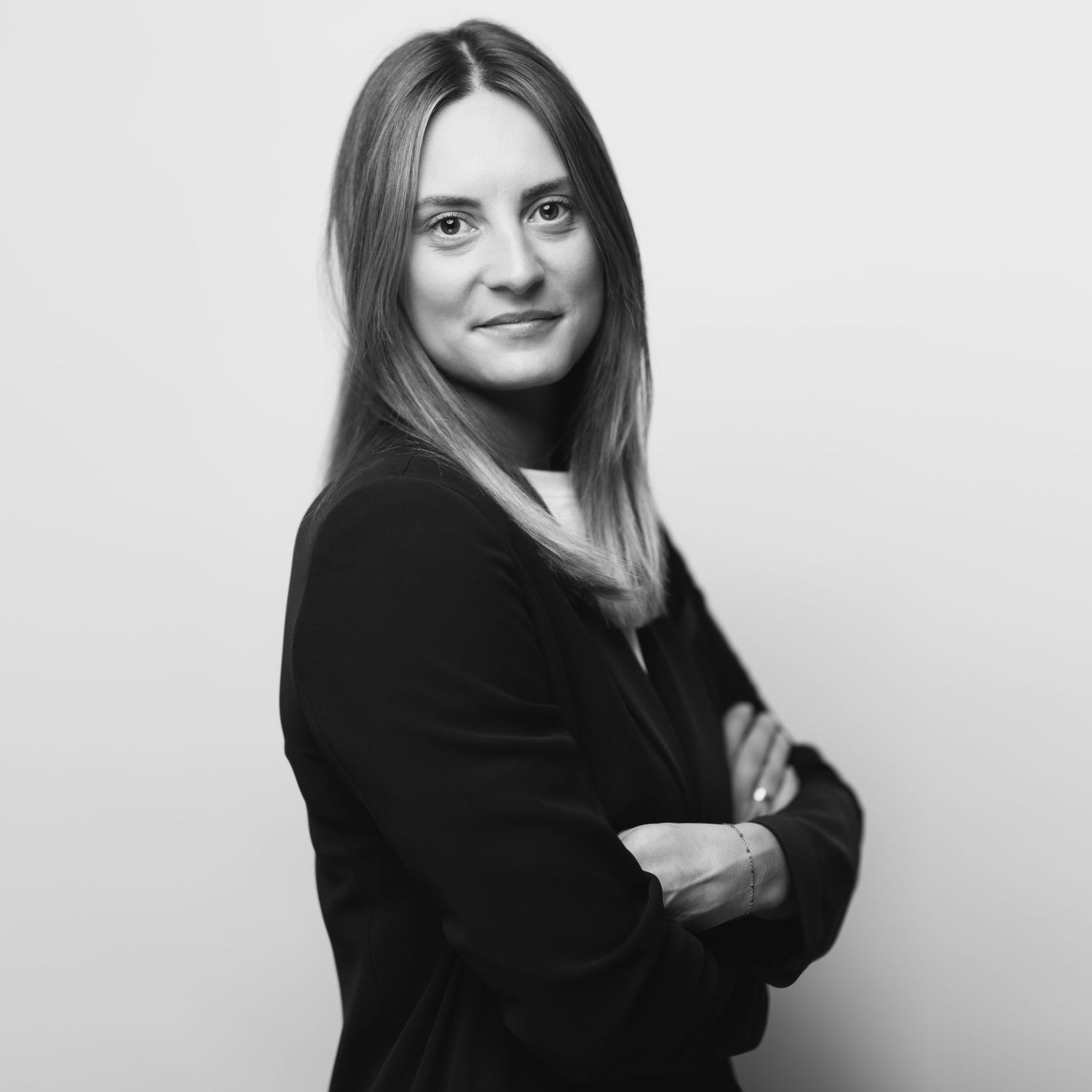 Portrait corporate réalisé en studio, cadrage sobre, posture professionnelle et regard affirmé