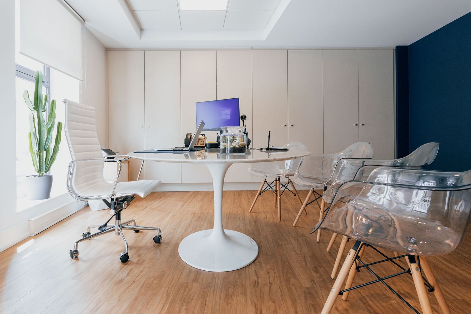 Photographie d’un espace professionnel prise sur site, en lumière naturelle, avec un cadrage pensé pour valoriser l’aménagement du lieu