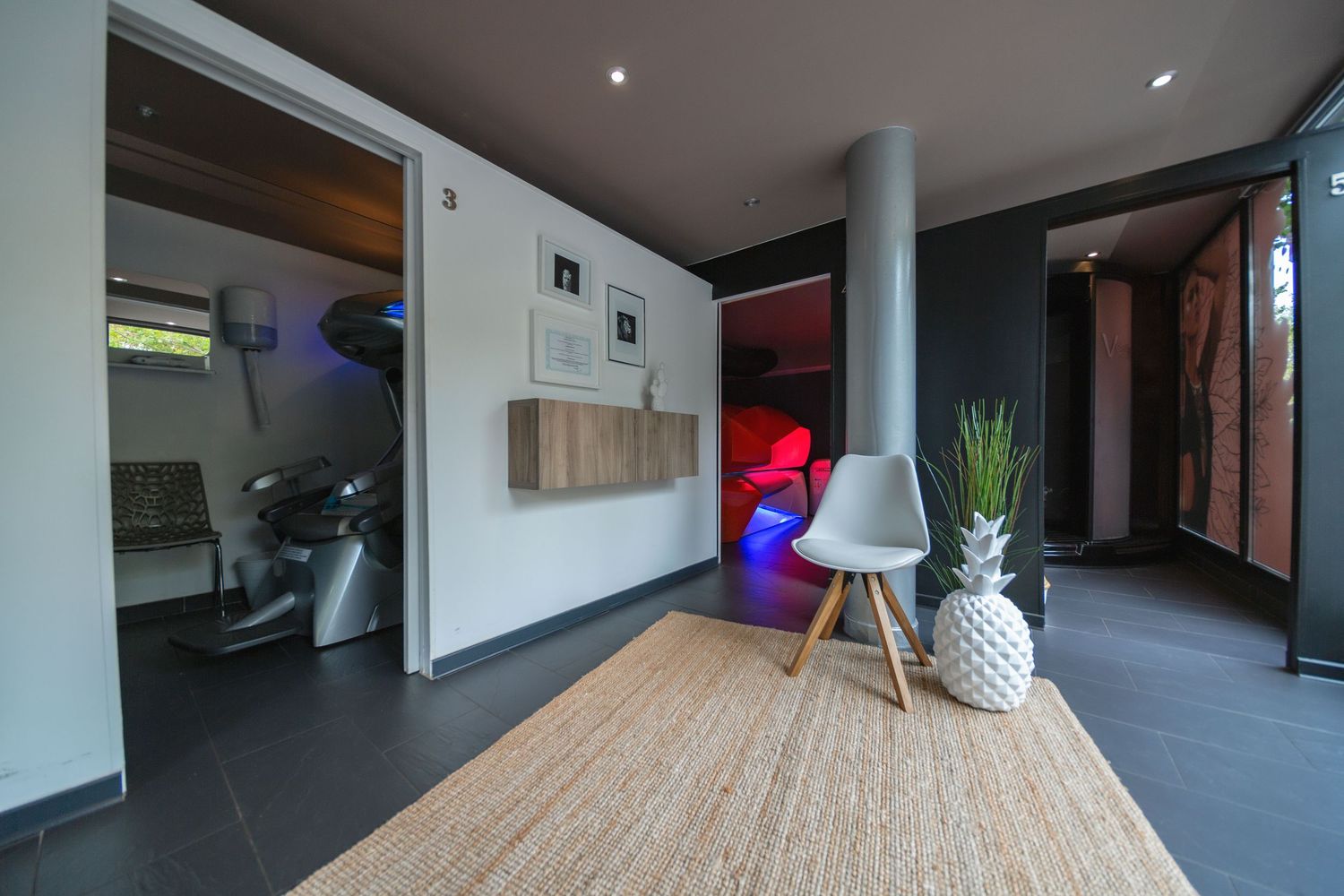 Photographie d’un espace professionnel prise sur site, en lumière naturelle, avec un cadrage pensé pour valoriser l’aménagement du lieu