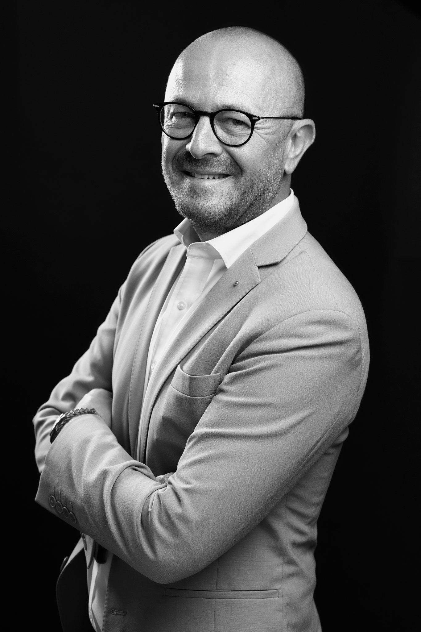 Portrait corporate réalisé en studio, cadrage sobre, posture professionnelle et regard affirmé / Immobilier