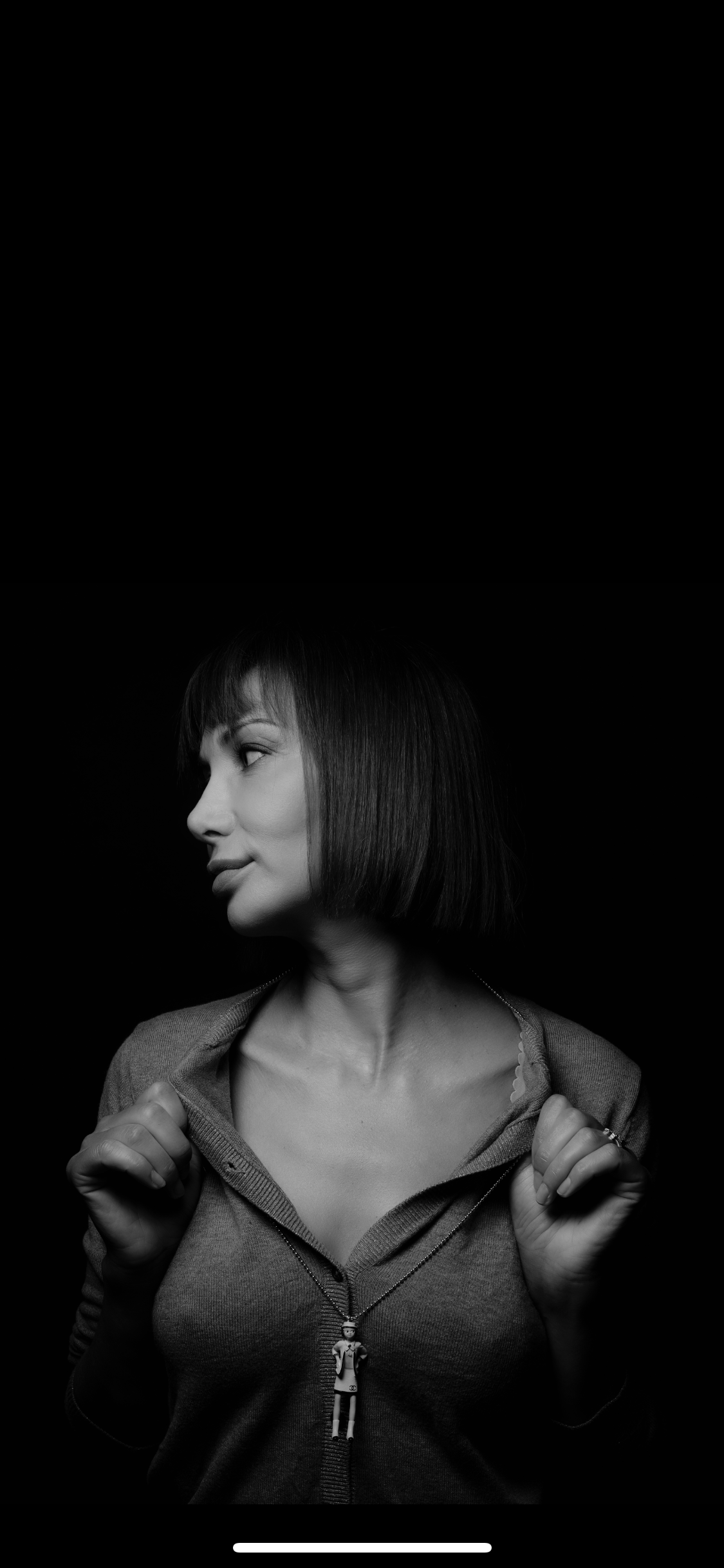 Portrait corporate réalisé en studio, cadrage sobre, posture professionnelle et regard affirmé