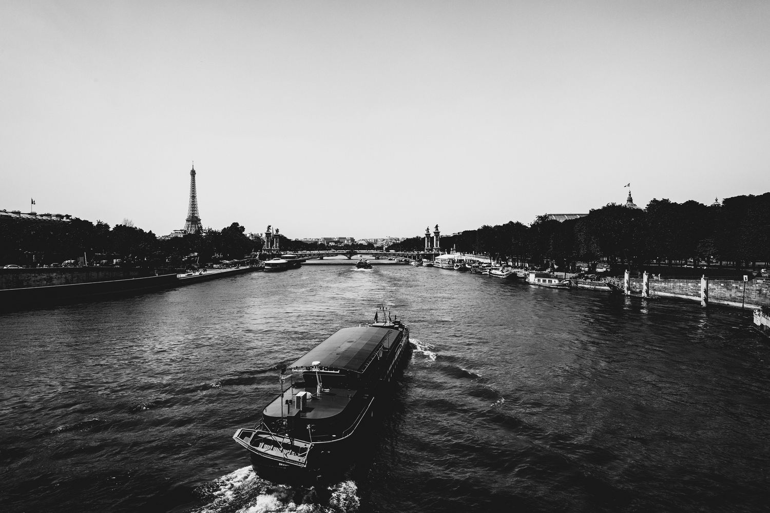 Paysage immortalisé, ambiance graphique, lumière contrastée / Paris