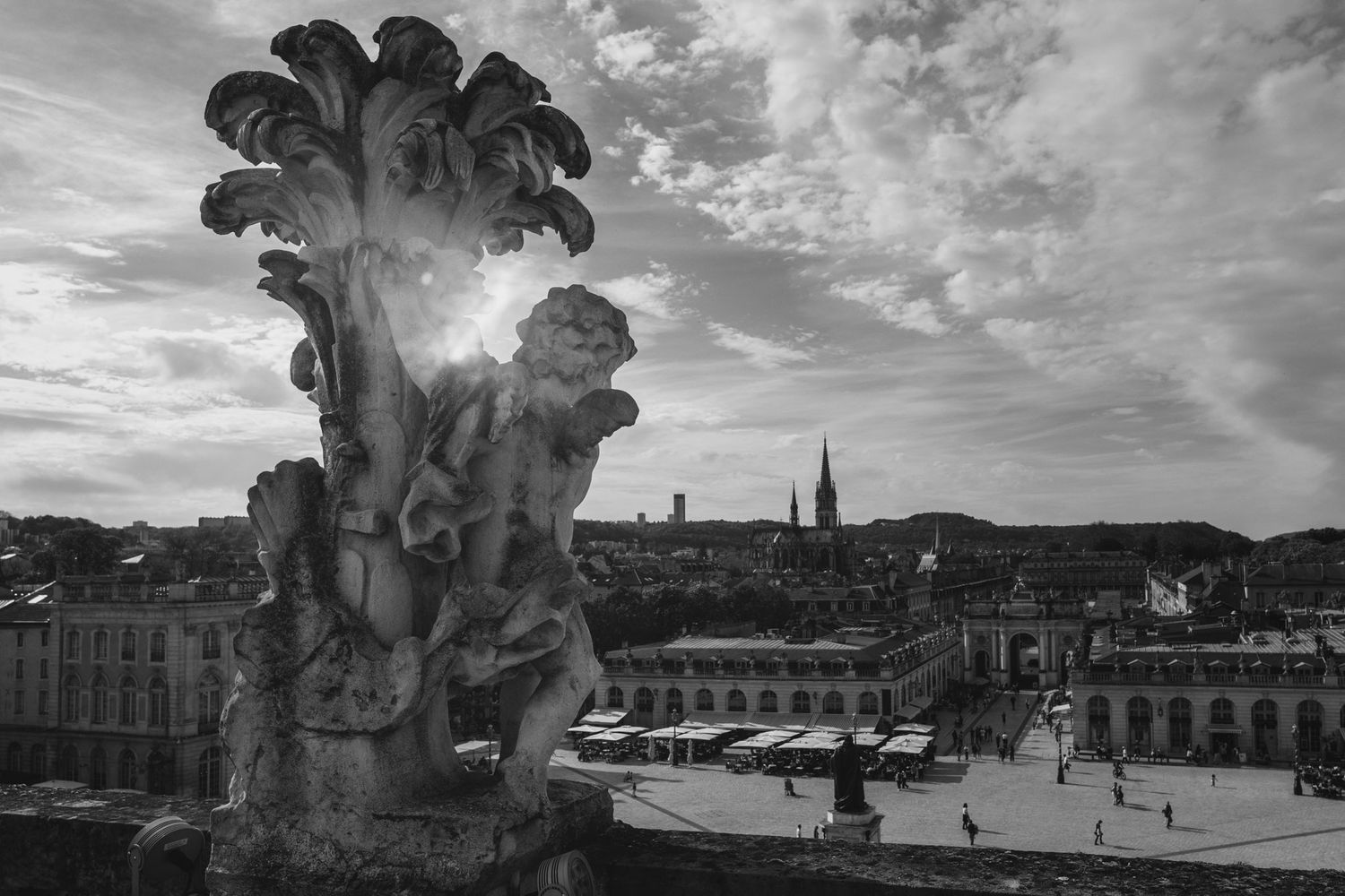 Paysage immortalisé, ambiance graphique, lumière contrastée / Nancy Place Stanislas