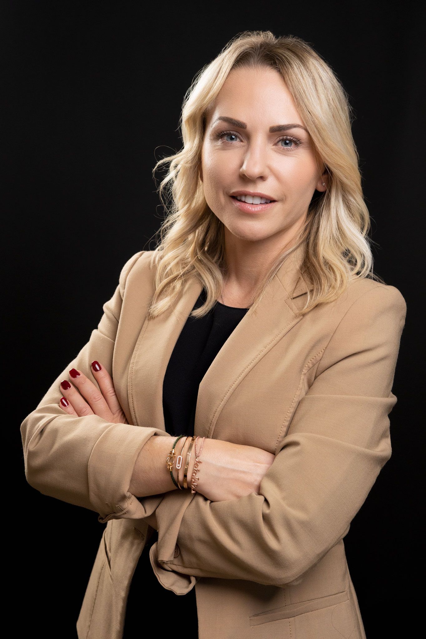 Portrait corporate réalisé en studio, cadrage sobre, posture professionnelle et regard affirmé / Immobilier