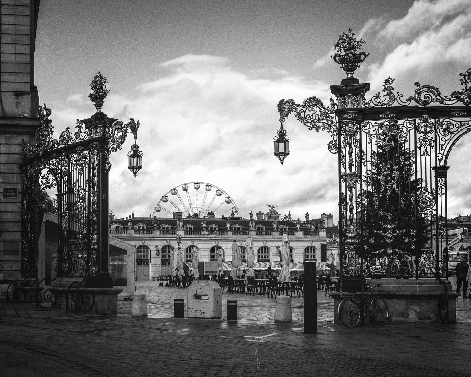 Paysage immortalisé, ambiance graphique, lumière contrastée / Nancy Place Stanislas
