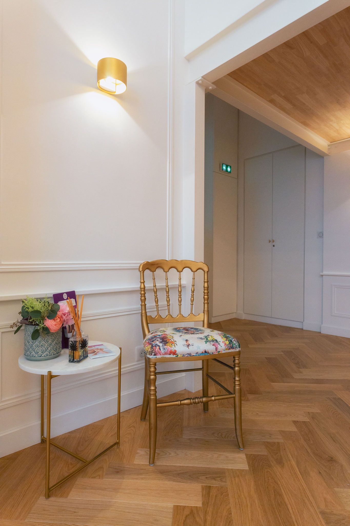 Photographie d’un espace professionnel prise sur site, en lumière naturelle, avec un cadrage pensé pour valoriser l’aménagement du lieu