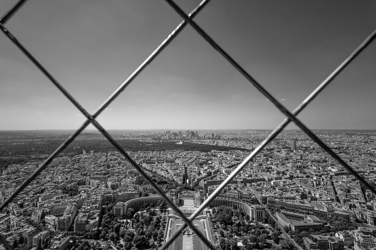 Paysage immortalisé, ambiance graphique, lumière contrastée / Tour Eiffel