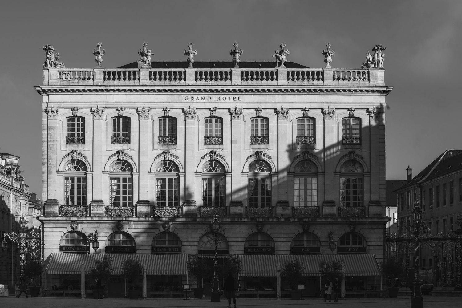 Paysage immortalisé, ambiance graphique, lumière contrastée / Nancy Place Stanislas