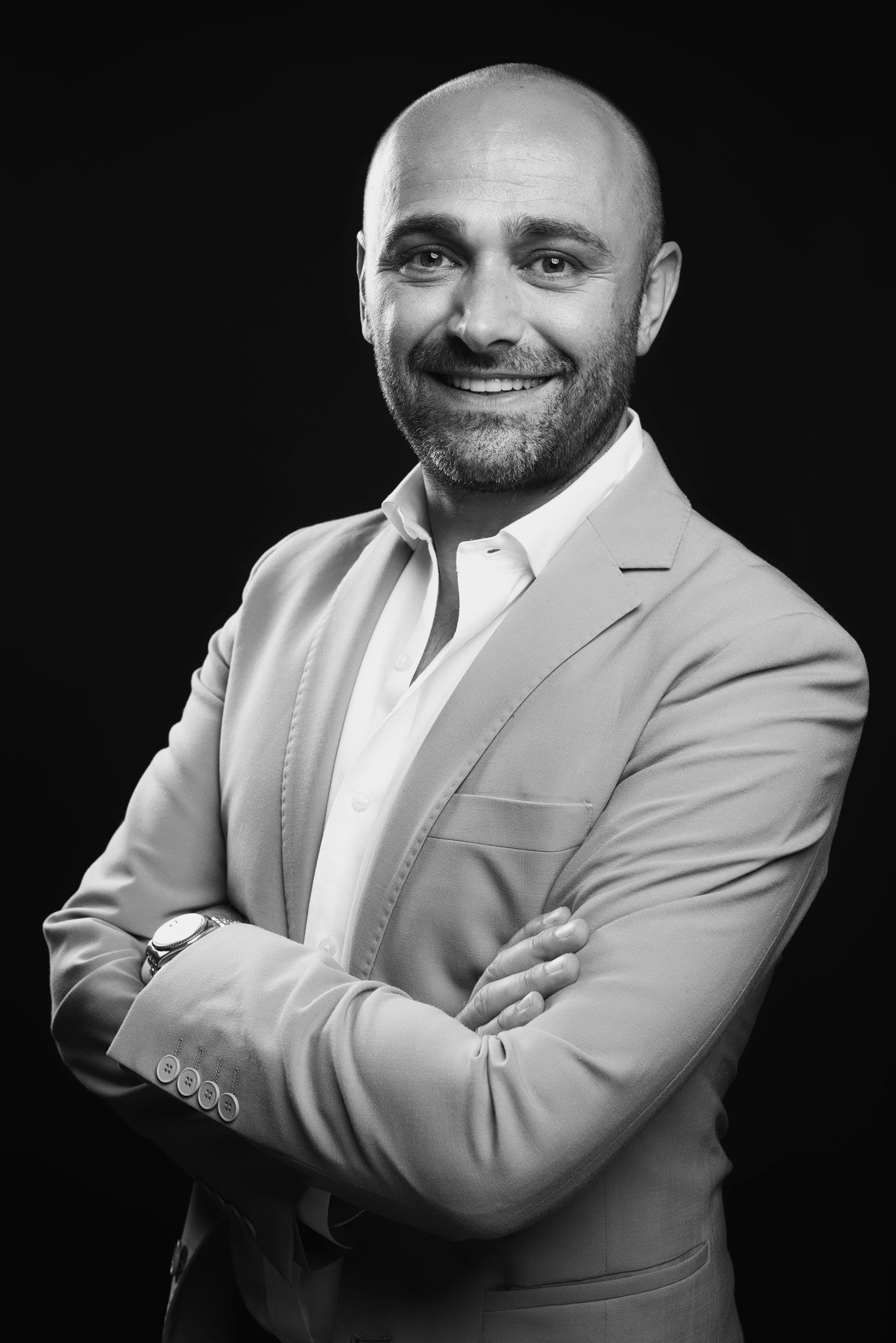 Portrait corporate réalisé en studio, cadrage sobre, posture professionnelle et regard affirmé / Immobilier