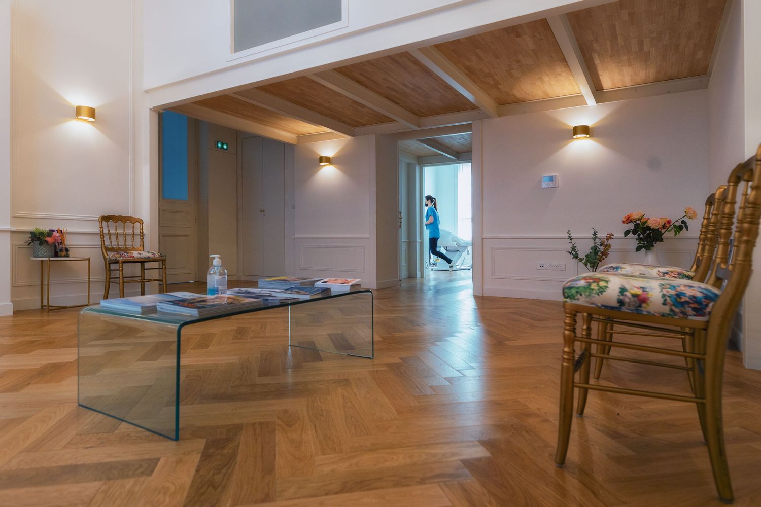 Photographie d’un espace professionnel prise sur site, en lumière naturelle, avec un cadrage pensé pour valoriser l’aménagement du lieu