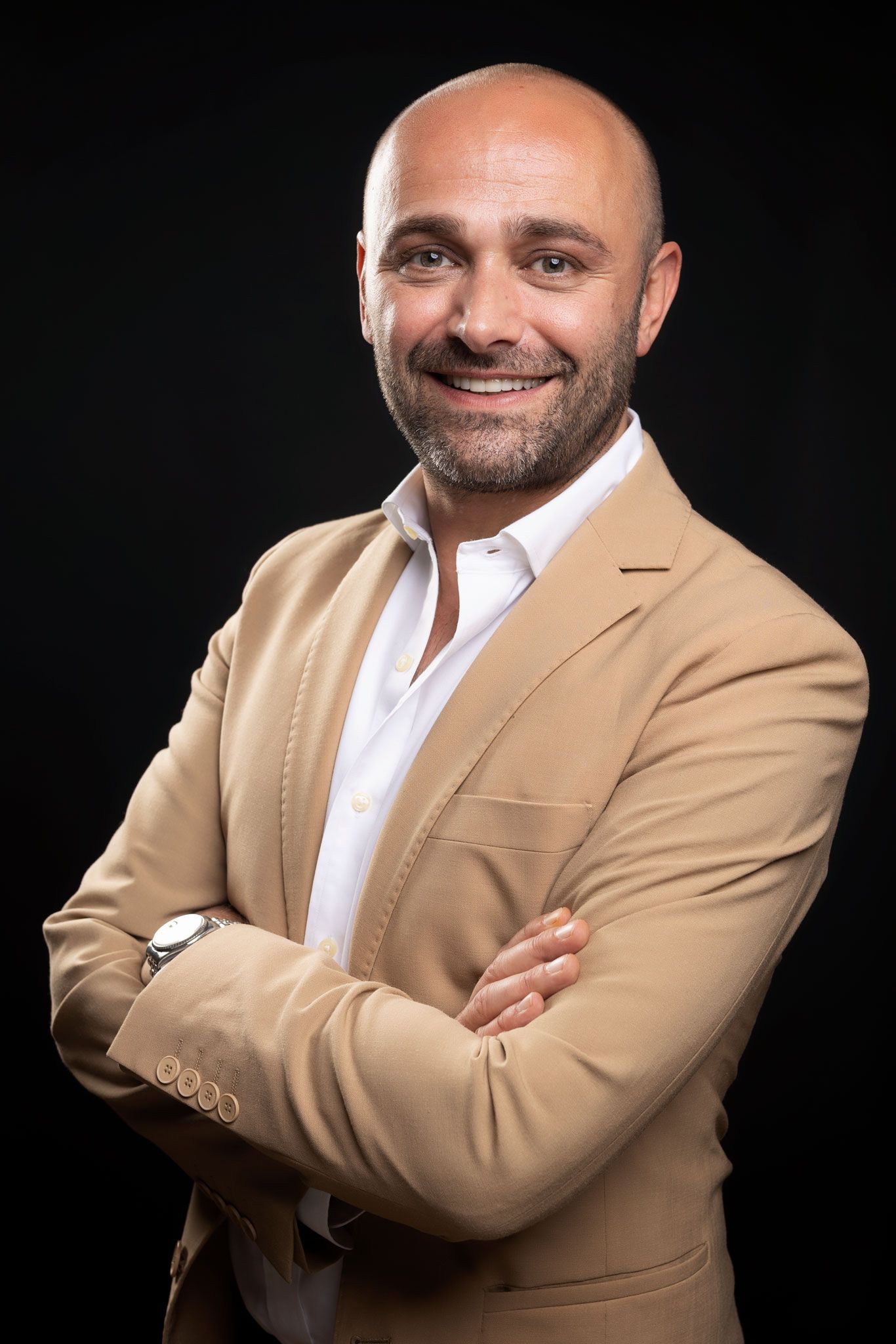 Portrait corporate réalisé en studio, cadrage sobre, posture professionnelle et regard affirmé / Immobilier